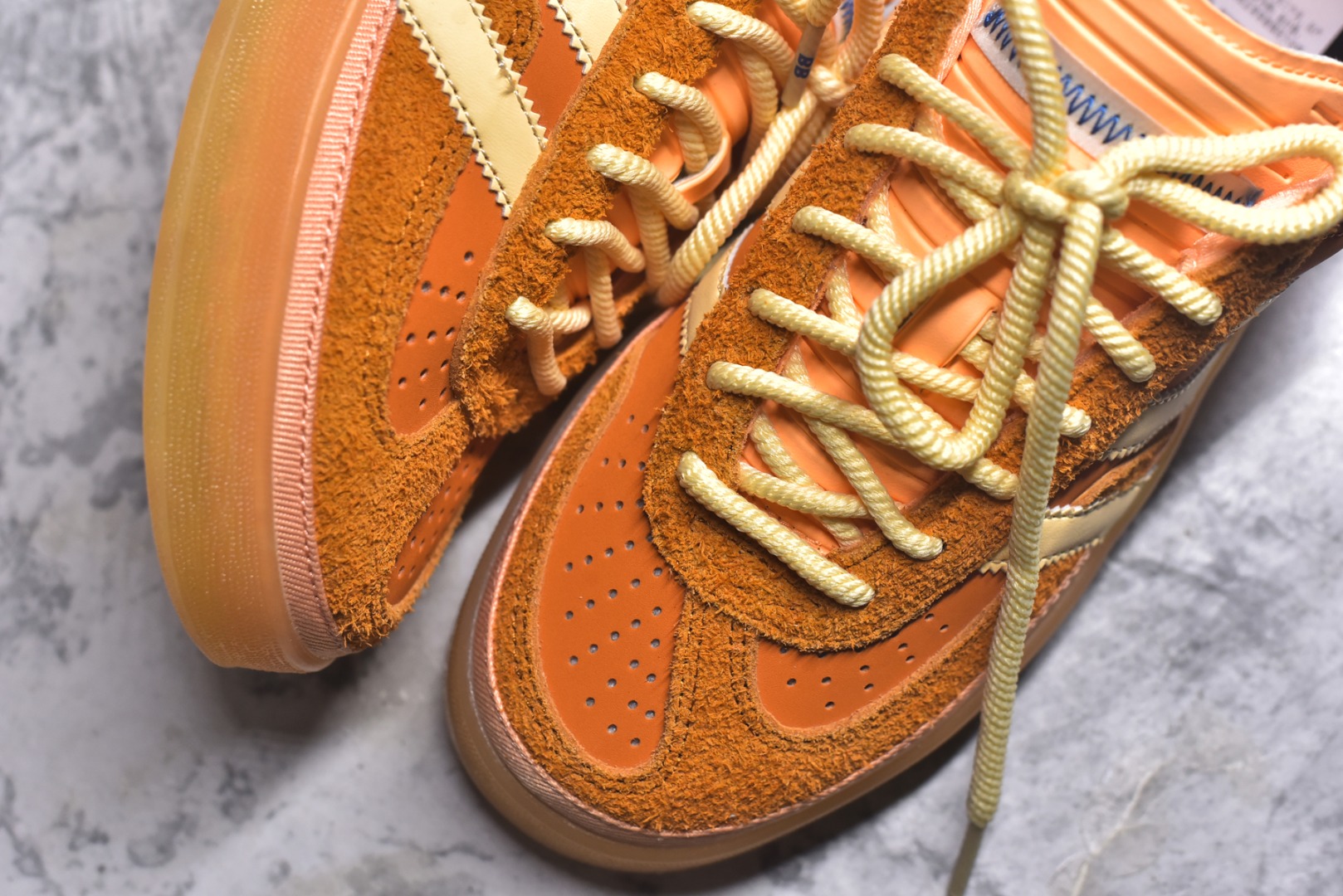 图片[8]-#坏痞兔Bad Bunny x AD Gazelle Indoor Trainers 联名羚羊内训系列低帮复古百搭休闲运动德训风板鞋 JS5050 Bad Bunny本人在杂志拍摄时率先上脚带一波节奏，emm，手上拿的杂志封面还是Kylie，看来前女友和布克重新约会，这位哥也还是没放下啊…回到鞋款本身，整体选择了简约的黑白皮革搭配浅灰色长绒麂皮材质，最后以半透明生胶大底收尾，质感在线。不同于以往联名的调色盘操作，Bad Bunny对Gazelle indoor进行了加宽加厚处理，以及鞋头变形的设计，带来全新的歪头面包鞋型Gazelle。此外，鞋款标签直接呈现在后跟处，鞋侧adidas标识下方还加入了\”benito\”字样，辨识度拉满。尺码：35.5-45-选品中心