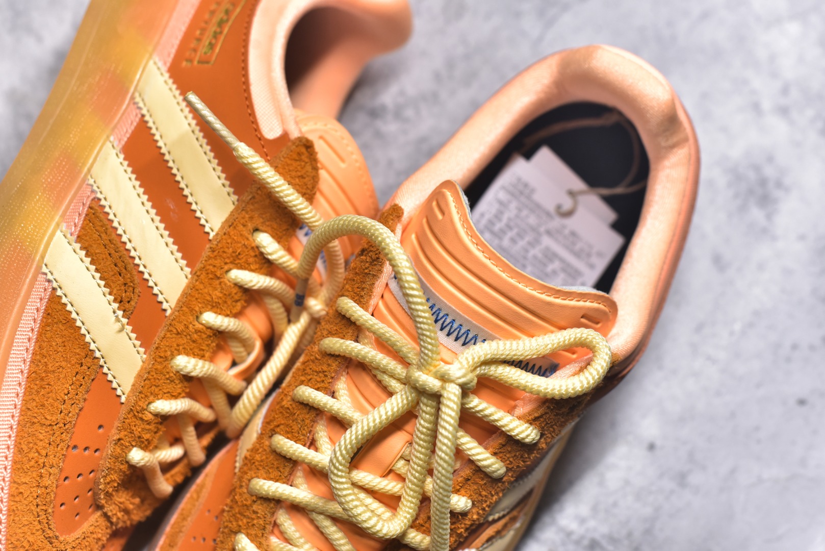 图片[9]-#坏痞兔Bad Bunny x AD Gazelle Indoor Trainers 联名羚羊内训系列低帮复古百搭休闲运动德训风板鞋 JS5050 Bad Bunny本人在杂志拍摄时率先上脚带一波节奏，emm，手上拿的杂志封面还是Kylie，看来前女友和布克重新约会，这位哥也还是没放下啊…回到鞋款本身，整体选择了简约的黑白皮革搭配浅灰色长绒麂皮材质，最后以半透明生胶大底收尾，质感在线。不同于以往联名的调色盘操作，Bad Bunny对Gazelle indoor进行了加宽加厚处理，以及鞋头变形的设计，带来全新的歪头面包鞋型Gazelle。此外，鞋款标签直接呈现在后跟处，鞋侧adidas标识下方还加入了\”benito\”字样，辨识度拉满。尺码：35.5-45-选品中心