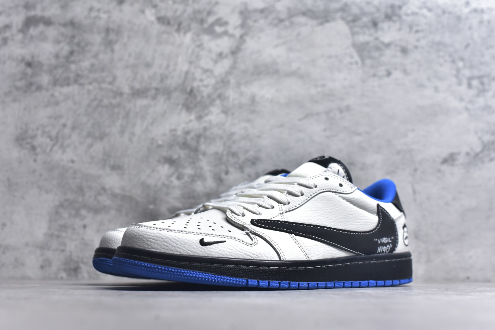 图片[2]-#Travis Scott x Fragment Design x Air Jordan 1 Low OG SP AJ1 乔1联名 蓝底鬼脸 低帮文化休闲板鞋 DZ5899-027 #多方联名合作融合了Travis Scott 独特的音乐风格，藤原浩个性的设计风格以及Jordan品牌的经典元素 使其成为一双具有独特身份和价值的鞋子 清新而立体的外观加上联名标识更突出了其独特身份 这种配色方案显示出活力和时尚感 在视觉上引人注目 鞋身的质感和细腻的细节处理使其显得高端而格调十足 这款“倒钩”联名是设计与创意完美结合 融合多方的个性风格是一款备受瞩目的潮流鞋款 尺码：36 36.5 37.5 38 38.5 39 40 40.5 41 42 42.5 43 44 44.5 45 9.E5-选品中心