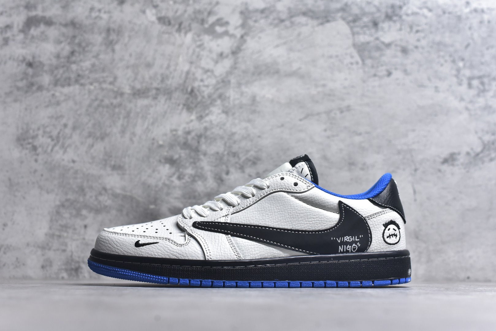 #Travis Scott x Fragment Design x Air Jordan 1 Low OG SP AJ1 乔1联名 蓝底鬼脸 低帮文化休闲板鞋 DZ5899-027 #多方联名合作融合了Travis Scott 独特的音乐风格，藤原浩个性的设计风格以及Jordan品牌的经典元素 使其成为一双具有独特身份和价值的鞋子 清新而立体的外观加上联名标识更突出了其独特身份 这种配色方案显示出活力和时尚感 在视觉上引人注目 鞋身的质感和细腻的细节处理使其显得高端而格调十足 这款“倒钩”联名是设计与创意完美结合 融合多方的个性风格是一款备受瞩目的潮流鞋款 尺码：36 36.5 37.5 38 38.5 39 40 40.5 41 42 42.5 43 44 44.5 45 9.E5-选品中心
