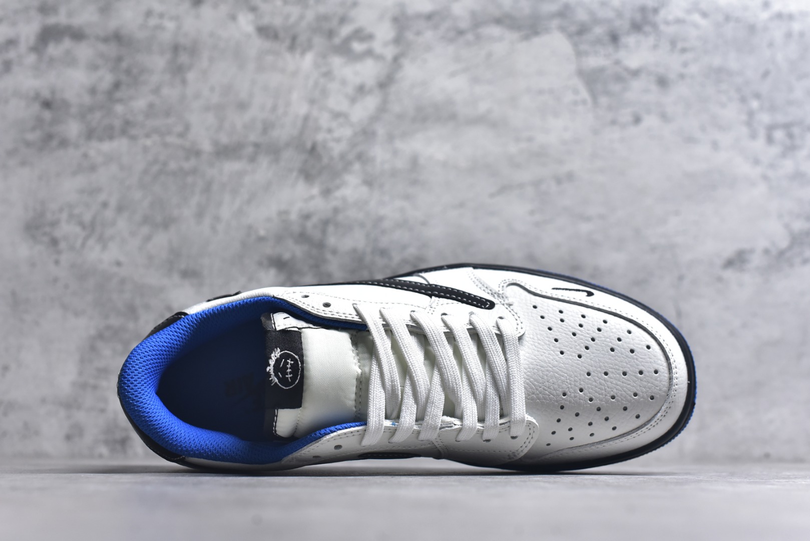 图片[4]-#Travis Scott x Fragment Design x Air Jordan 1 Low OG SP AJ1 乔1联名 蓝底鬼脸 低帮文化休闲板鞋 DZ5899-027 #多方联名合作融合了Travis Scott 独特的音乐风格，藤原浩个性的设计风格以及Jordan品牌的经典元素 使其成为一双具有独特身份和价值的鞋子 清新而立体的外观加上联名标识更突出了其独特身份 这种配色方案显示出活力和时尚感 在视觉上引人注目 鞋身的质感和细腻的细节处理使其显得高端而格调十足 这款“倒钩”联名是设计与创意完美结合 融合多方的个性风格是一款备受瞩目的潮流鞋款 尺码：36 36.5 37.5 38 38.5 39 40 40.5 41 42 42.5 43 44 44.5 45 9.E5-选品中心