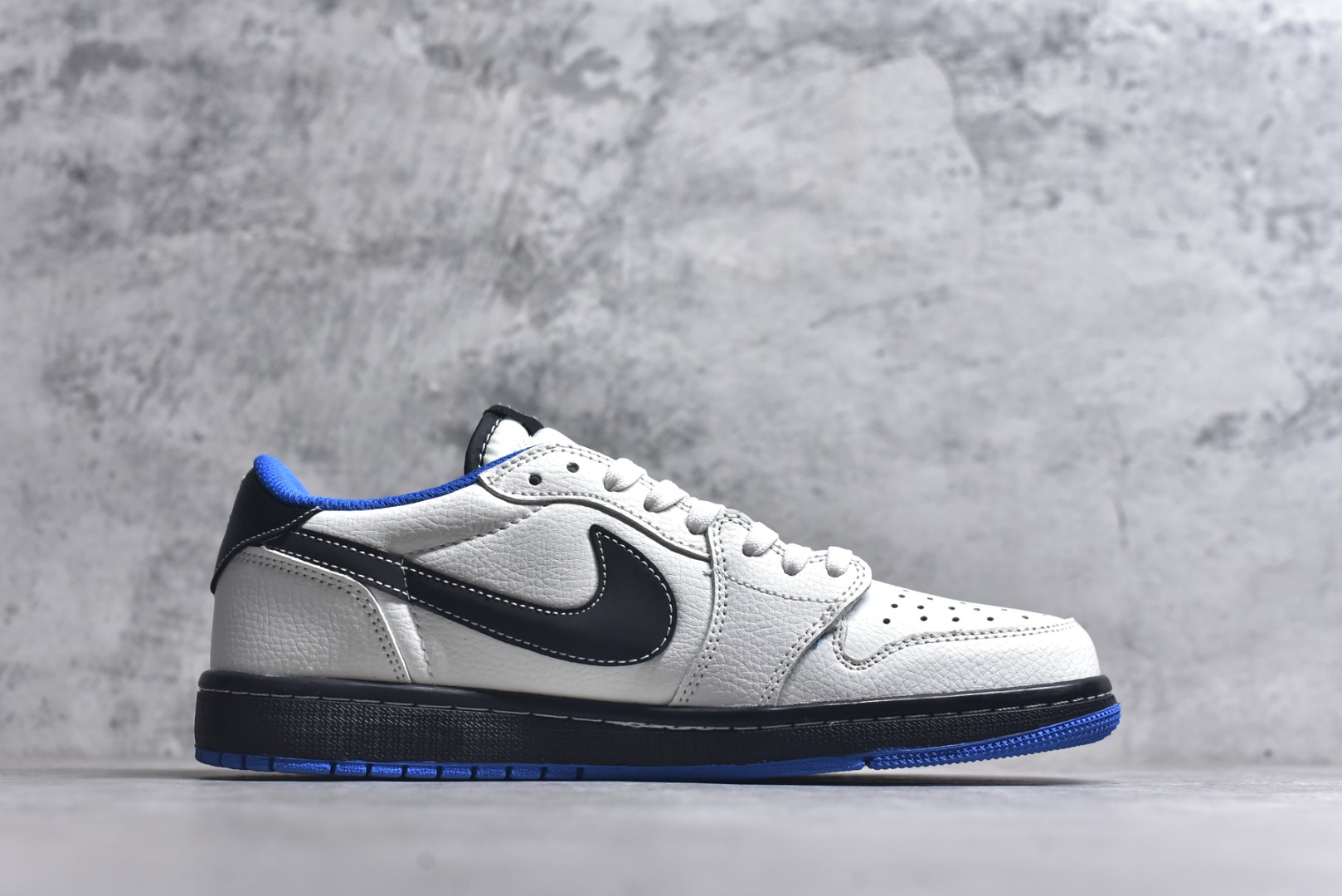 图片[3]-#Travis Scott x Fragment Design x Air Jordan 1 Low OG SP AJ1 乔1联名 蓝底鬼脸 低帮文化休闲板鞋 DZ5899-027 #多方联名合作融合了Travis Scott 独特的音乐风格，藤原浩个性的设计风格以及Jordan品牌的经典元素 使其成为一双具有独特身份和价值的鞋子 清新而立体的外观加上联名标识更突出了其独特身份 这种配色方案显示出活力和时尚感 在视觉上引人注目 鞋身的质感和细腻的细节处理使其显得高端而格调十足 这款“倒钩”联名是设计与创意完美结合 融合多方的个性风格是一款备受瞩目的潮流鞋款 尺码：36 36.5 37.5 38 38.5 39 40 40.5 41 42 42.5 43 44 44.5 45 9.E5-选品中心