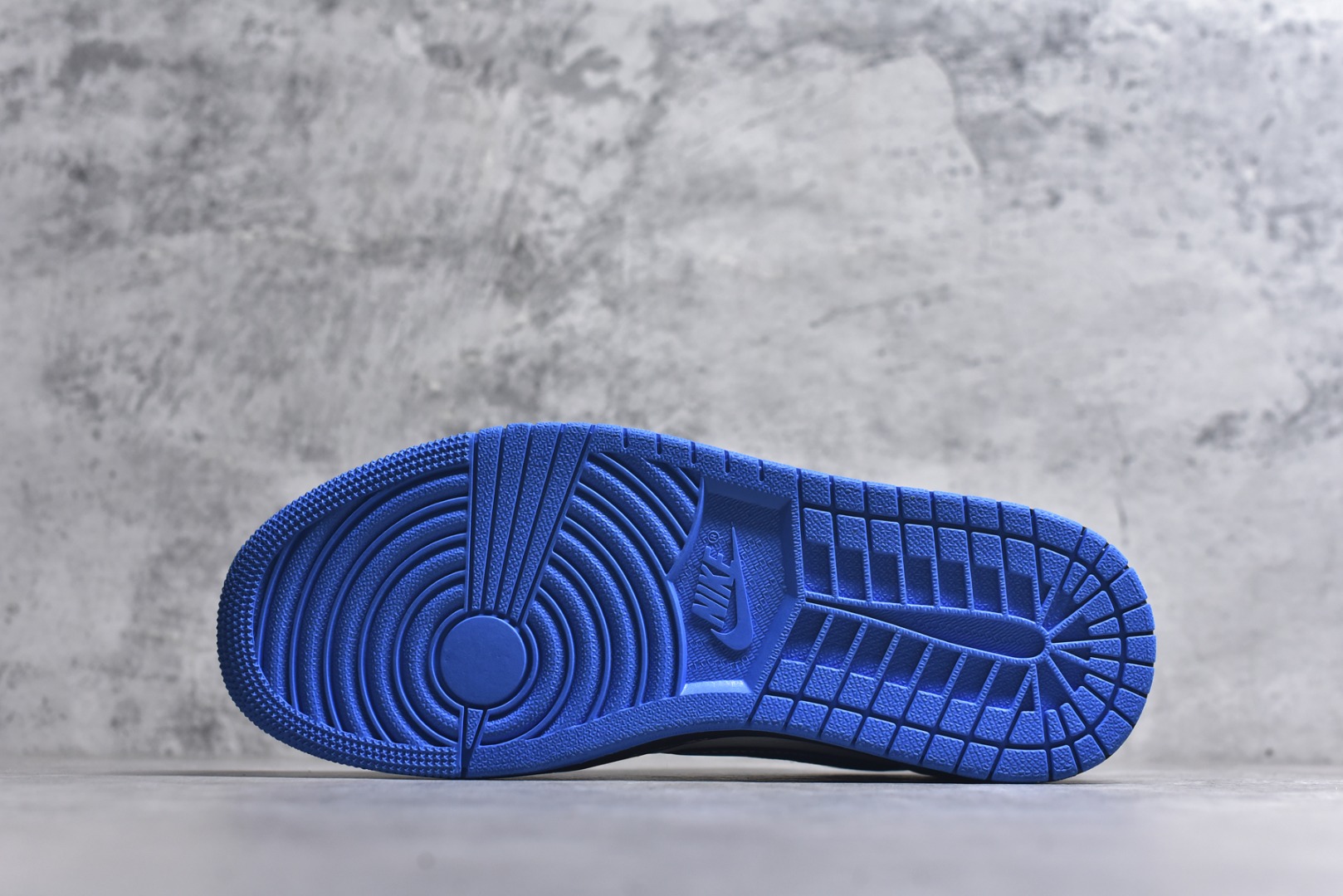 图片[6]-#Travis Scott x Fragment Design x Air Jordan 1 Low OG SP AJ1 乔1联名 蓝底鬼脸 低帮文化休闲板鞋 DZ5899-027 #多方联名合作融合了Travis Scott 独特的音乐风格，藤原浩个性的设计风格以及Jordan品牌的经典元素 使其成为一双具有独特身份和价值的鞋子 清新而立体的外观加上联名标识更突出了其独特身份 这种配色方案显示出活力和时尚感 在视觉上引人注目 鞋身的质感和细腻的细节处理使其显得高端而格调十足 这款“倒钩”联名是设计与创意完美结合 融合多方的个性风格是一款备受瞩目的潮流鞋款 尺码：36 36.5 37.5 38 38.5 39 40 40.5 41 42 42.5 43 44 44.5 45 9.E5-选品中心