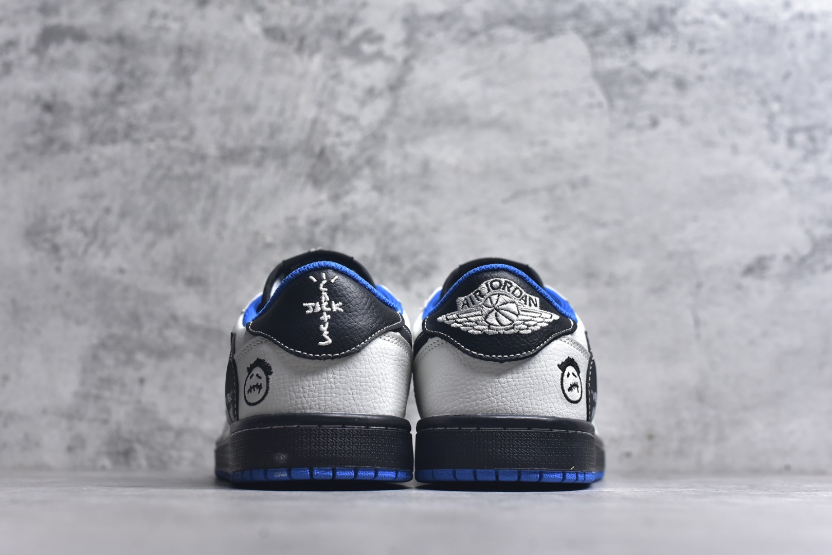 图片[5]-#Travis Scott x Fragment Design x Air Jordan 1 Low OG SP AJ1 乔1联名 蓝底鬼脸 低帮文化休闲板鞋 DZ5899-027 #多方联名合作融合了Travis Scott 独特的音乐风格，藤原浩个性的设计风格以及Jordan品牌的经典元素 使其成为一双具有独特身份和价值的鞋子 清新而立体的外观加上联名标识更突出了其独特身份 这种配色方案显示出活力和时尚感 在视觉上引人注目 鞋身的质感和细腻的细节处理使其显得高端而格调十足 这款“倒钩”联名是设计与创意完美结合 融合多方的个性风格是一款备受瞩目的潮流鞋款 尺码：36 36.5 37.5 38 38.5 39 40 40.5 41 42 42.5 43 44 44.5 45 9.E5-选品中心