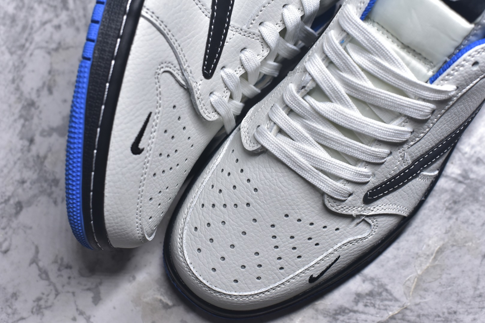 图片[8]-#Travis Scott x Fragment Design x Air Jordan 1 Low OG SP AJ1 乔1联名 蓝底鬼脸 低帮文化休闲板鞋 DZ5899-027 #多方联名合作融合了Travis Scott 独特的音乐风格，藤原浩个性的设计风格以及Jordan品牌的经典元素 使其成为一双具有独特身份和价值的鞋子 清新而立体的外观加上联名标识更突出了其独特身份 这种配色方案显示出活力和时尚感 在视觉上引人注目 鞋身的质感和细腻的细节处理使其显得高端而格调十足 这款“倒钩”联名是设计与创意完美结合 融合多方的个性风格是一款备受瞩目的潮流鞋款 尺码：36 36.5 37.5 38 38.5 39 40 40.5 41 42 42.5 43 44 44.5 45 9.E5-选品中心