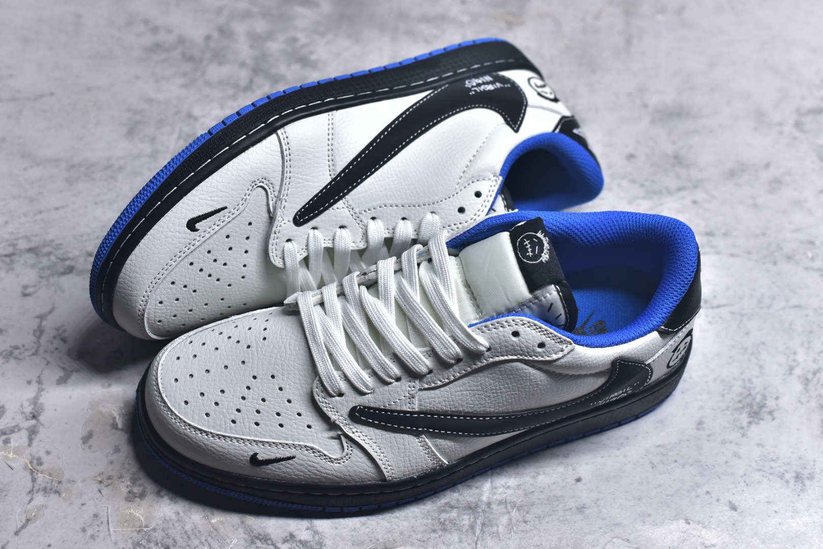 图片[7]-#Travis Scott x Fragment Design x Air Jordan 1 Low OG SP AJ1 乔1联名 蓝底鬼脸 低帮文化休闲板鞋 DZ5899-027 #多方联名合作融合了Travis Scott 独特的音乐风格，藤原浩个性的设计风格以及Jordan品牌的经典元素 使其成为一双具有独特身份和价值的鞋子 清新而立体的外观加上联名标识更突出了其独特身份 这种配色方案显示出活力和时尚感 在视觉上引人注目 鞋身的质感和细腻的细节处理使其显得高端而格调十足 这款“倒钩”联名是设计与创意完美结合 融合多方的个性风格是一款备受瞩目的潮流鞋款 尺码：36 36.5 37.5 38 38.5 39 40 40.5 41 42 42.5 43 44 44.5 45 9.E5-选品中心