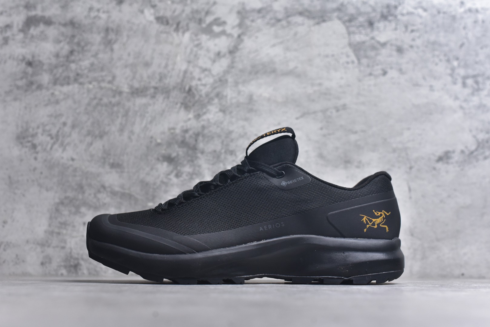 #Arcteryx Aerios GTX 始祖鸟户外防水透气低帮徒步登山鞋 Arcteryx中文名始祖鸟 加拿大户外服饰品牌 1989年创立于加拿大温哥华 始祖鸟来自加拿大海岸山脉 植根高山的专业户外品牌 始终秉承对精湛设计和工艺孜孜以求的准则 从1989年创立至今 Arcteryx始终不断在产品设计与做工上不惜工本 以满足始祖鸟的标准 品质、设计以及精简的理念造就了其良好的性能 并能满足严苛环境下的使用需求 实拍调校N版已经零色差零失真 百分百还原实物色彩所见即所得 不存在货不对板色差等低级问题 选购参考实物拍摄 不混卖不参货 只用心做好货严格选品 承诺混一赔十 尺码：36 36.5 37.5 38 38.5 39 40 40.5 41 42 42.5 43 44 44.5 45-选品中心