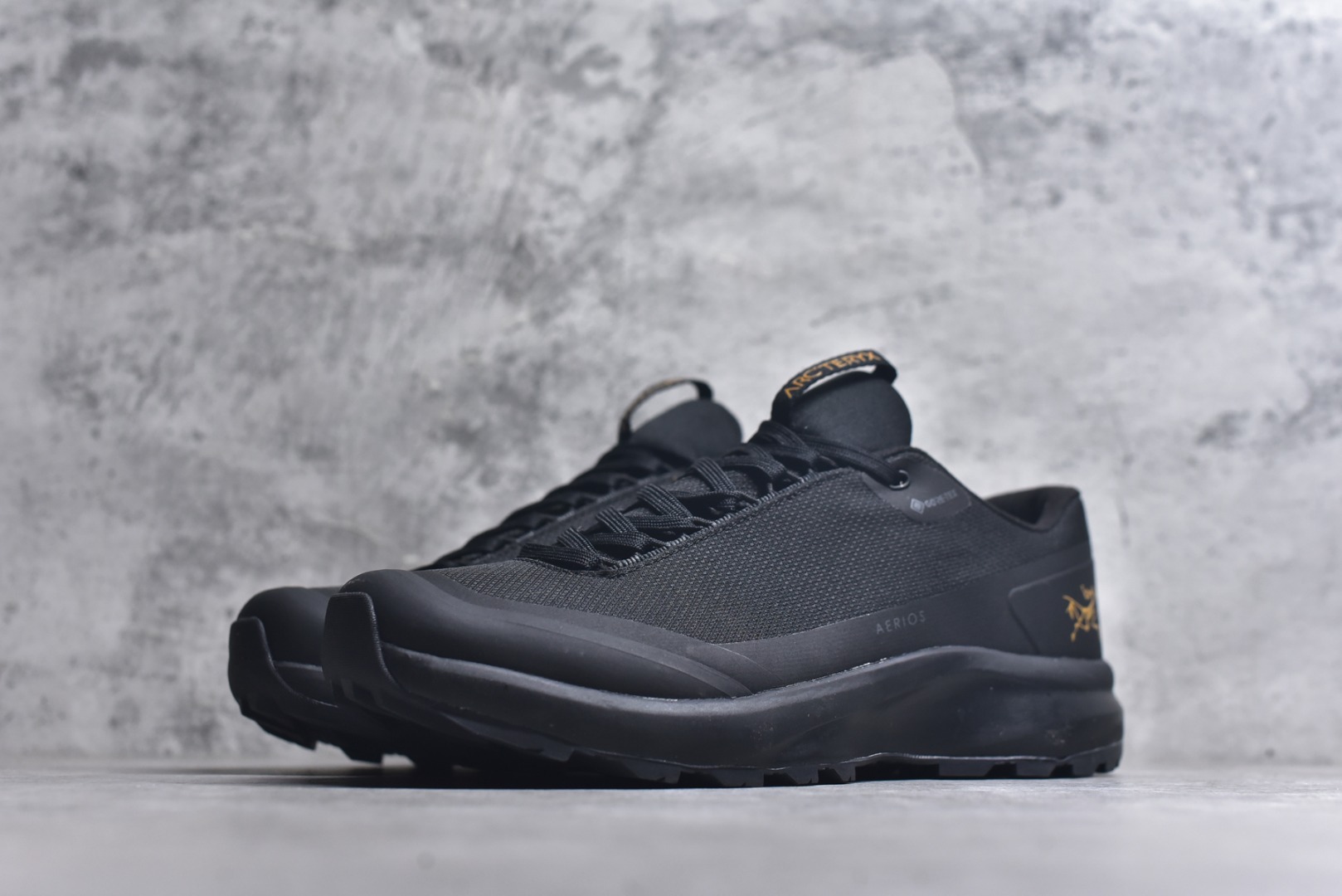 图片[2]-#Arcteryx Aerios GTX 始祖鸟户外防水透气低帮徒步登山鞋 Arcteryx中文名始祖鸟 加拿大户外服饰品牌 1989年创立于加拿大温哥华 始祖鸟来自加拿大海岸山脉 植根高山的专业户外品牌 始终秉承对精湛设计和工艺孜孜以求的准则 从1989年创立至今 Arcteryx始终不断在产品设计与做工上不惜工本 以满足始祖鸟的标准 品质、设计以及精简的理念造就了其良好的性能 并能满足严苛环境下的使用需求 实拍调校N版已经零色差零失真 百分百还原实物色彩所见即所得 不存在货不对板色差等低级问题 选购参考实物拍摄 不混卖不参货 只用心做好货严格选品 承诺混一赔十 尺码：36 36.5 37.5 38 38.5 39 40 40.5 41 42 42.5 43 44 44.5 45-选品中心