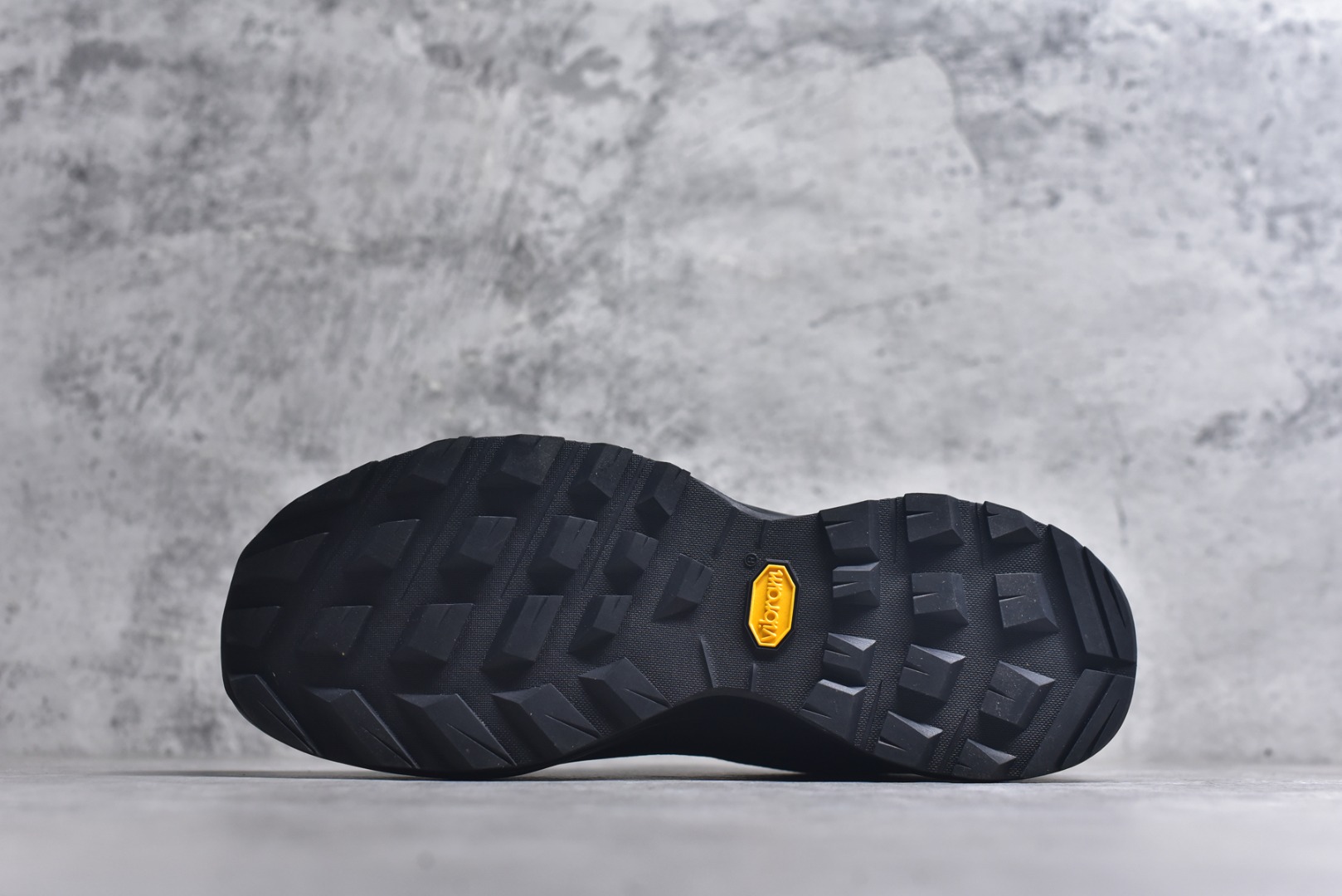 图片[6]-#Arcteryx Aerios GTX 始祖鸟户外防水透气低帮徒步登山鞋 Arcteryx中文名始祖鸟 加拿大户外服饰品牌 1989年创立于加拿大温哥华 始祖鸟来自加拿大海岸山脉 植根高山的专业户外品牌 始终秉承对精湛设计和工艺孜孜以求的准则 从1989年创立至今 Arcteryx始终不断在产品设计与做工上不惜工本 以满足始祖鸟的标准 品质、设计以及精简的理念造就了其良好的性能 并能满足严苛环境下的使用需求 实拍调校N版已经零色差零失真 百分百还原实物色彩所见即所得 不存在货不对板色差等低级问题 选购参考实物拍摄 不混卖不参货 只用心做好货严格选品 承诺混一赔十 尺码：36 36.5 37.5 38 38.5 39 40 40.5 41 42 42.5 43 44 44.5 45-选品中心