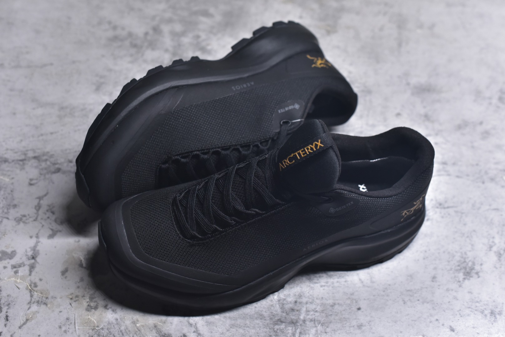 图片[7]-#Arcteryx Aerios GTX 始祖鸟户外防水透气低帮徒步登山鞋 Arcteryx中文名始祖鸟 加拿大户外服饰品牌 1989年创立于加拿大温哥华 始祖鸟来自加拿大海岸山脉 植根高山的专业户外品牌 始终秉承对精湛设计和工艺孜孜以求的准则 从1989年创立至今 Arcteryx始终不断在产品设计与做工上不惜工本 以满足始祖鸟的标准 品质、设计以及精简的理念造就了其良好的性能 并能满足严苛环境下的使用需求 实拍调校N版已经零色差零失真 百分百还原实物色彩所见即所得 不存在货不对板色差等低级问题 选购参考实物拍摄 不混卖不参货 只用心做好货严格选品 承诺混一赔十 尺码：36 36.5 37.5 38 38.5 39 40 40.5 41 42 42.5 43 44 44.5 45-选品中心