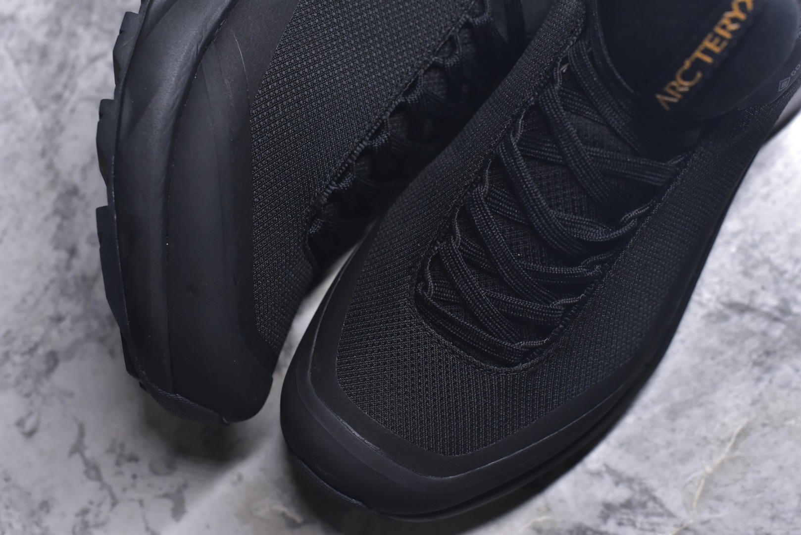 图片[8]-#Arcteryx Aerios GTX 始祖鸟户外防水透气低帮徒步登山鞋 Arcteryx中文名始祖鸟 加拿大户外服饰品牌 1989年创立于加拿大温哥华 始祖鸟来自加拿大海岸山脉 植根高山的专业户外品牌 始终秉承对精湛设计和工艺孜孜以求的准则 从1989年创立至今 Arcteryx始终不断在产品设计与做工上不惜工本 以满足始祖鸟的标准 品质、设计以及精简的理念造就了其良好的性能 并能满足严苛环境下的使用需求 实拍调校N版已经零色差零失真 百分百还原实物色彩所见即所得 不存在货不对板色差等低级问题 选购参考实物拍摄 不混卖不参货 只用心做好货严格选品 承诺混一赔十 尺码：36 36.5 37.5 38 38.5 39 40 40.5 41 42 42.5 43 44 44.5 45-选品中心