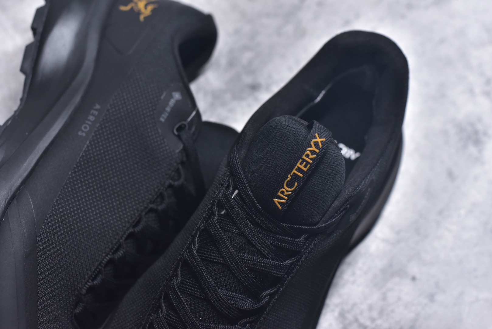 图片[9]-#Arcteryx Aerios GTX 始祖鸟户外防水透气低帮徒步登山鞋 Arcteryx中文名始祖鸟 加拿大户外服饰品牌 1989年创立于加拿大温哥华 始祖鸟来自加拿大海岸山脉 植根高山的专业户外品牌 始终秉承对精湛设计和工艺孜孜以求的准则 从1989年创立至今 Arcteryx始终不断在产品设计与做工上不惜工本 以满足始祖鸟的标准 品质、设计以及精简的理念造就了其良好的性能 并能满足严苛环境下的使用需求 实拍调校N版已经零色差零失真 百分百还原实物色彩所见即所得 不存在货不对板色差等低级问题 选购参考实物拍摄 不混卖不参货 只用心做好货严格选品 承诺混一赔十 尺码：36 36.5 37.5 38 38.5 39 40 40.5 41 42 42.5 43 44 44.5 45-选品中心