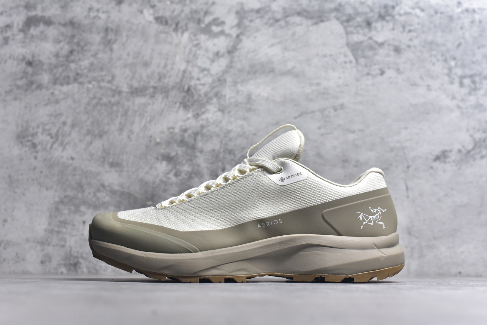 #Arcteryx Aerios GTX 始祖鸟户外防水透气低帮徒步登山鞋 Arcteryx中文名始祖鸟 加拿大户外服饰品牌 1989年创立于加拿大温哥华 始祖鸟来自加拿大海岸山脉 植根高山的专业户外品牌 始终秉承对精湛设计和工艺孜孜以求的准则 从1989年创立至今 Arcteryx始终不断在产品设计与做工上不惜工本 以满足始祖鸟的标准 品质、设计以及精简的理念造就了其良好的性能 并能满足严苛环境下的使用需求 实拍调校N版已经零色差零失真 百分百还原实物色彩所见即所得 不存在货不对板色差等低级问题 选购参考实物拍摄 不混卖不参货 只用心做好货严格选品 承诺混一赔十 尺码：36 36.5 37.5 38 38.5 39 40 40.5 41 42 42.5 43 44 44.5 45-选品中心