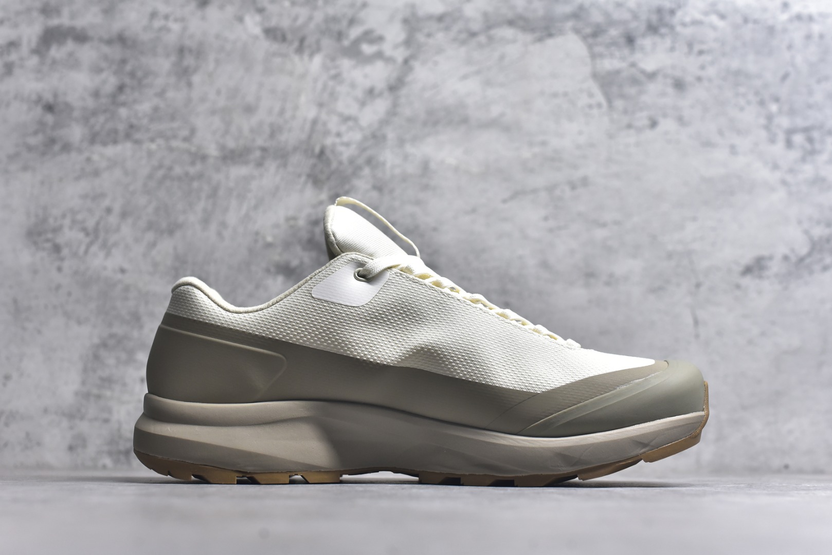 图片[3]-#Arcteryx Aerios GTX 始祖鸟户外防水透气低帮徒步登山鞋 Arcteryx中文名始祖鸟 加拿大户外服饰品牌 1989年创立于加拿大温哥华 始祖鸟来自加拿大海岸山脉 植根高山的专业户外品牌 始终秉承对精湛设计和工艺孜孜以求的准则 从1989年创立至今 Arcteryx始终不断在产品设计与做工上不惜工本 以满足始祖鸟的标准 品质、设计以及精简的理念造就了其良好的性能 并能满足严苛环境下的使用需求 实拍调校N版已经零色差零失真 百分百还原实物色彩所见即所得 不存在货不对板色差等低级问题 选购参考实物拍摄 不混卖不参货 只用心做好货严格选品 承诺混一赔十 尺码：36 36.5 37.5 38 38.5 39 40 40.5 41 42 42.5 43 44 44.5 45-选品中心