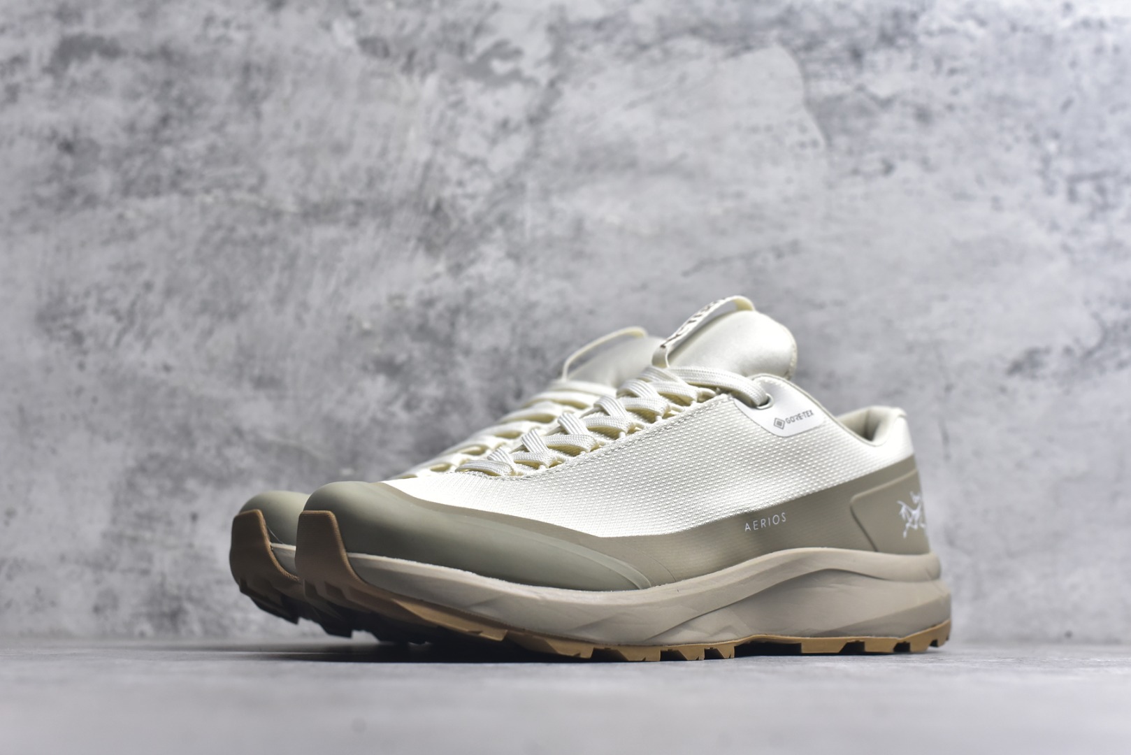 图片[2]-#Arcteryx Aerios GTX 始祖鸟户外防水透气低帮徒步登山鞋 Arcteryx中文名始祖鸟 加拿大户外服饰品牌 1989年创立于加拿大温哥华 始祖鸟来自加拿大海岸山脉 植根高山的专业户外品牌 始终秉承对精湛设计和工艺孜孜以求的准则 从1989年创立至今 Arcteryx始终不断在产品设计与做工上不惜工本 以满足始祖鸟的标准 品质、设计以及精简的理念造就了其良好的性能 并能满足严苛环境下的使用需求 实拍调校N版已经零色差零失真 百分百还原实物色彩所见即所得 不存在货不对板色差等低级问题 选购参考实物拍摄 不混卖不参货 只用心做好货严格选品 承诺混一赔十 尺码：36 36.5 37.5 38 38.5 39 40 40.5 41 42 42.5 43 44 44.5 45-选品中心