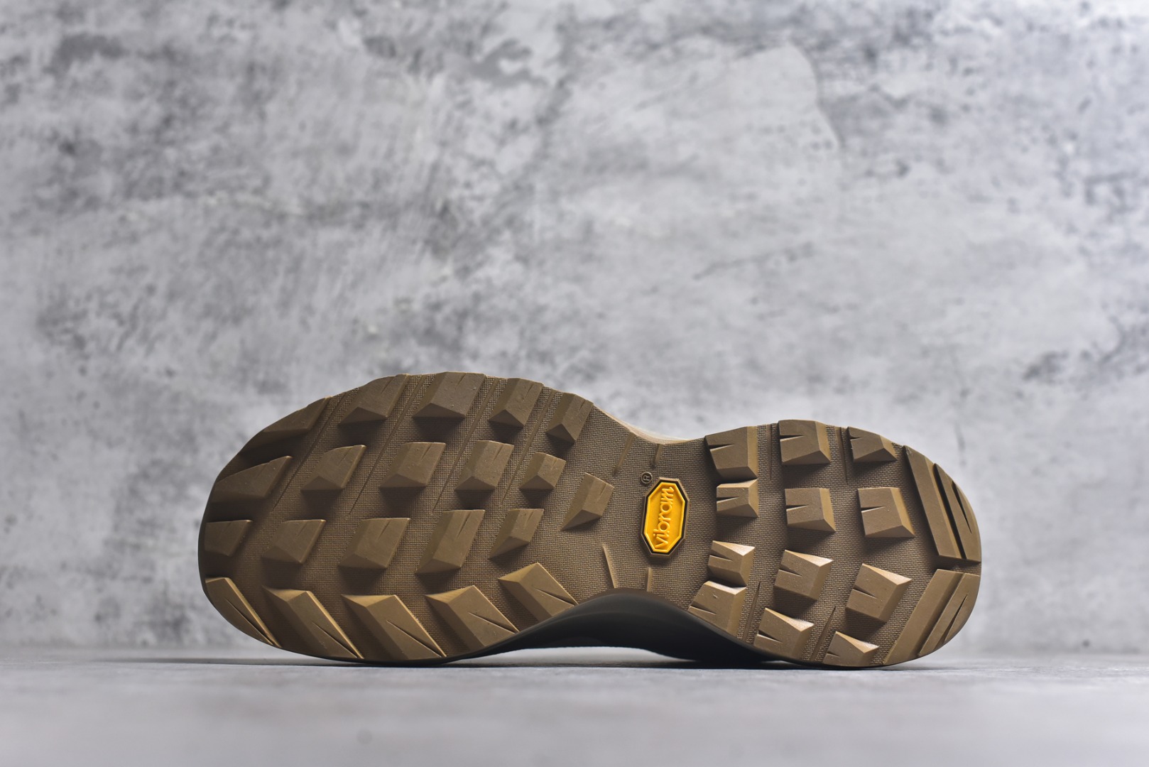 图片[6]-#Arcteryx Aerios GTX 始祖鸟户外防水透气低帮徒步登山鞋 Arcteryx中文名始祖鸟 加拿大户外服饰品牌 1989年创立于加拿大温哥华 始祖鸟来自加拿大海岸山脉 植根高山的专业户外品牌 始终秉承对精湛设计和工艺孜孜以求的准则 从1989年创立至今 Arcteryx始终不断在产品设计与做工上不惜工本 以满足始祖鸟的标准 品质、设计以及精简的理念造就了其良好的性能 并能满足严苛环境下的使用需求 实拍调校N版已经零色差零失真 百分百还原实物色彩所见即所得 不存在货不对板色差等低级问题 选购参考实物拍摄 不混卖不参货 只用心做好货严格选品 承诺混一赔十 尺码：36 36.5 37.5 38 38.5 39 40 40.5 41 42 42.5 43 44 44.5 45-选品中心