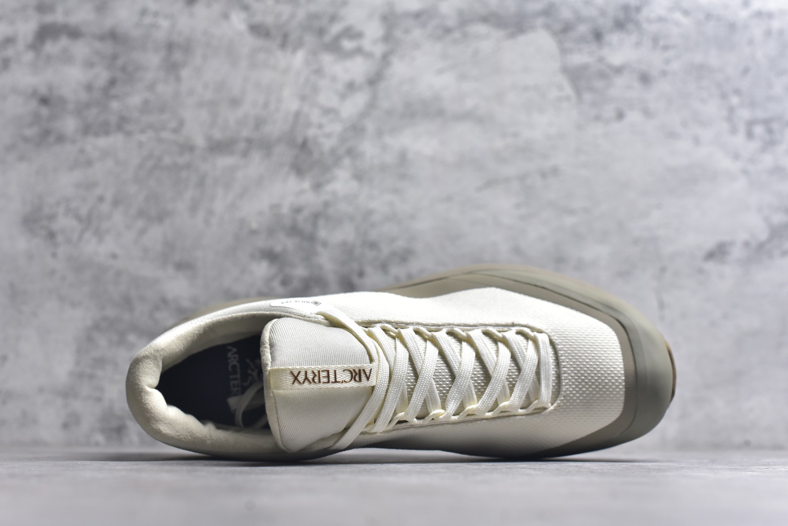 图片[4]-#Arcteryx Aerios GTX 始祖鸟户外防水透气低帮徒步登山鞋 Arcteryx中文名始祖鸟 加拿大户外服饰品牌 1989年创立于加拿大温哥华 始祖鸟来自加拿大海岸山脉 植根高山的专业户外品牌 始终秉承对精湛设计和工艺孜孜以求的准则 从1989年创立至今 Arcteryx始终不断在产品设计与做工上不惜工本 以满足始祖鸟的标准 品质、设计以及精简的理念造就了其良好的性能 并能满足严苛环境下的使用需求 实拍调校N版已经零色差零失真 百分百还原实物色彩所见即所得 不存在货不对板色差等低级问题 选购参考实物拍摄 不混卖不参货 只用心做好货严格选品 承诺混一赔十 尺码：36 36.5 37.5 38 38.5 39 40 40.5 41 42 42.5 43 44 44.5 45-选品中心