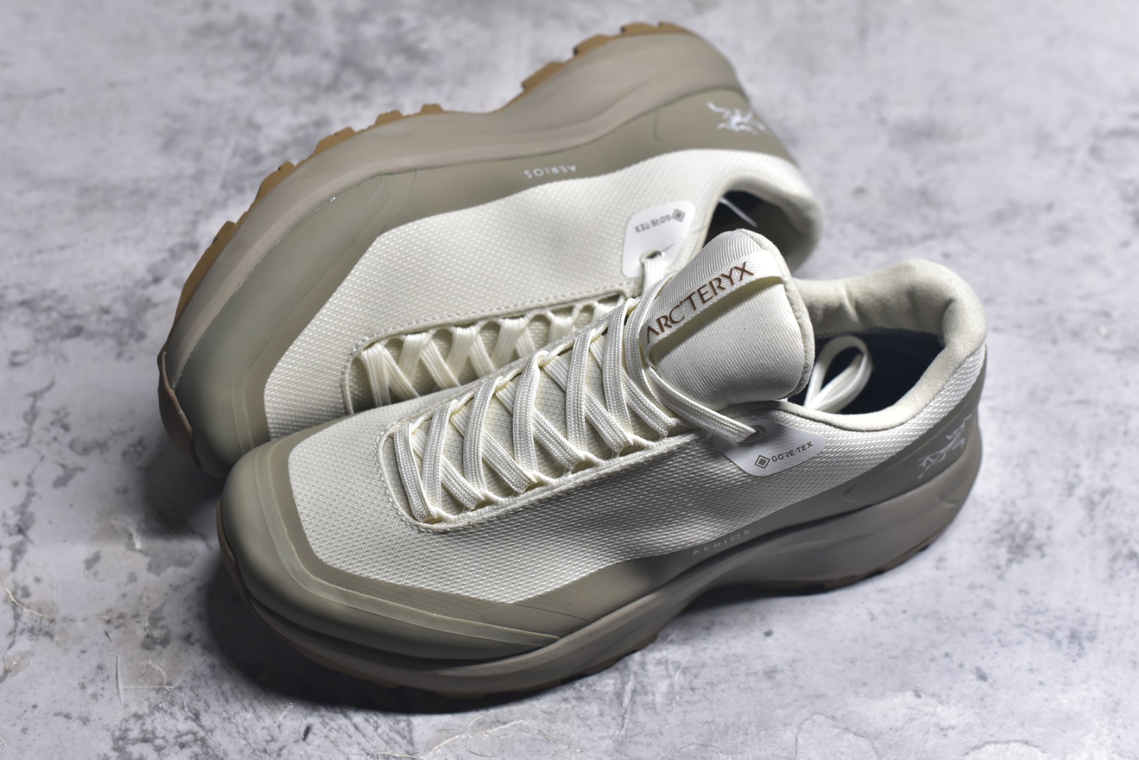 图片[7]-#Arcteryx Aerios GTX 始祖鸟户外防水透气低帮徒步登山鞋 Arcteryx中文名始祖鸟 加拿大户外服饰品牌 1989年创立于加拿大温哥华 始祖鸟来自加拿大海岸山脉 植根高山的专业户外品牌 始终秉承对精湛设计和工艺孜孜以求的准则 从1989年创立至今 Arcteryx始终不断在产品设计与做工上不惜工本 以满足始祖鸟的标准 品质、设计以及精简的理念造就了其良好的性能 并能满足严苛环境下的使用需求 实拍调校N版已经零色差零失真 百分百还原实物色彩所见即所得 不存在货不对板色差等低级问题 选购参考实物拍摄 不混卖不参货 只用心做好货严格选品 承诺混一赔十 尺码：36 36.5 37.5 38 38.5 39 40 40.5 41 42 42.5 43 44 44.5 45-选品中心