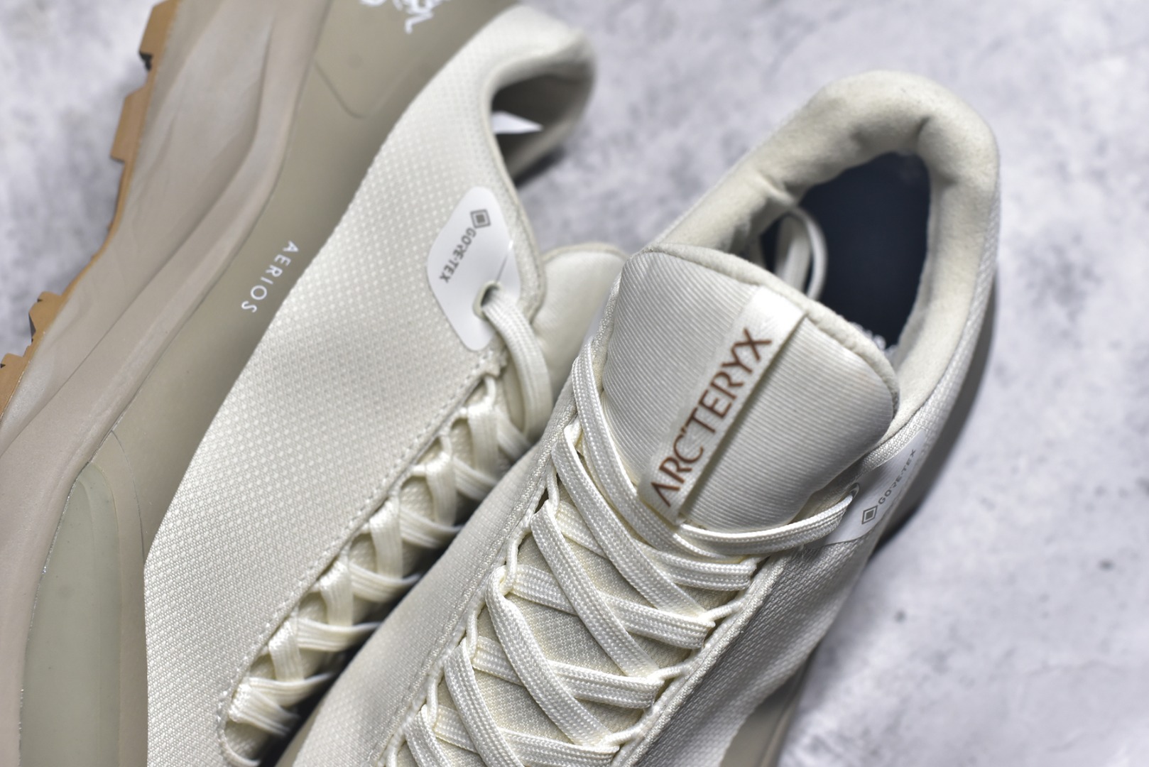 图片[9]-#Arcteryx Aerios GTX 始祖鸟户外防水透气低帮徒步登山鞋 Arcteryx中文名始祖鸟 加拿大户外服饰品牌 1989年创立于加拿大温哥华 始祖鸟来自加拿大海岸山脉 植根高山的专业户外品牌 始终秉承对精湛设计和工艺孜孜以求的准则 从1989年创立至今 Arcteryx始终不断在产品设计与做工上不惜工本 以满足始祖鸟的标准 品质、设计以及精简的理念造就了其良好的性能 并能满足严苛环境下的使用需求 实拍调校N版已经零色差零失真 百分百还原实物色彩所见即所得 不存在货不对板色差等低级问题 选购参考实物拍摄 不混卖不参货 只用心做好货严格选品 承诺混一赔十 尺码：36 36.5 37.5 38 38.5 39 40 40.5 41 42 42.5 43 44 44.5 45-选品中心