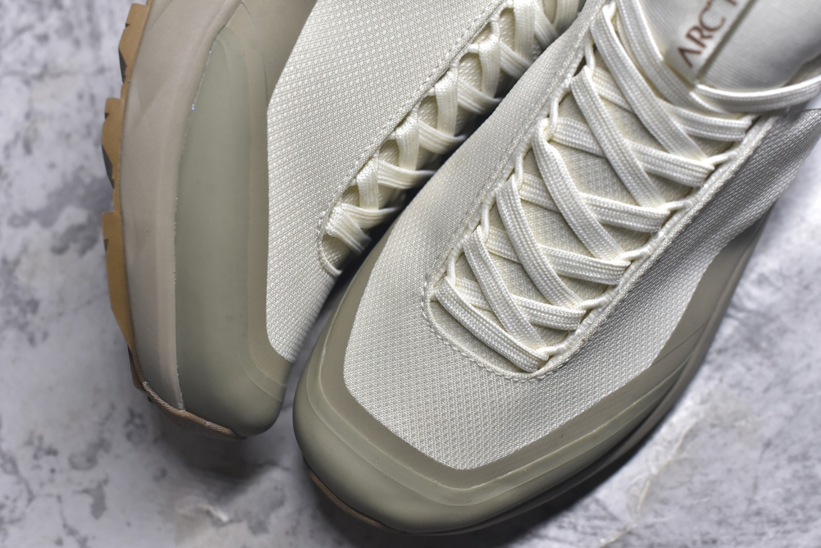 图片[8]-#Arcteryx Aerios GTX 始祖鸟户外防水透气低帮徒步登山鞋 Arcteryx中文名始祖鸟 加拿大户外服饰品牌 1989年创立于加拿大温哥华 始祖鸟来自加拿大海岸山脉 植根高山的专业户外品牌 始终秉承对精湛设计和工艺孜孜以求的准则 从1989年创立至今 Arcteryx始终不断在产品设计与做工上不惜工本 以满足始祖鸟的标准 品质、设计以及精简的理念造就了其良好的性能 并能满足严苛环境下的使用需求 实拍调校N版已经零色差零失真 百分百还原实物色彩所见即所得 不存在货不对板色差等低级问题 选购参考实物拍摄 不混卖不参货 只用心做好货严格选品 承诺混一赔十 尺码：36 36.5 37.5 38 38.5 39 40 40.5 41 42 42.5 43 44 44.5 45-选品中心