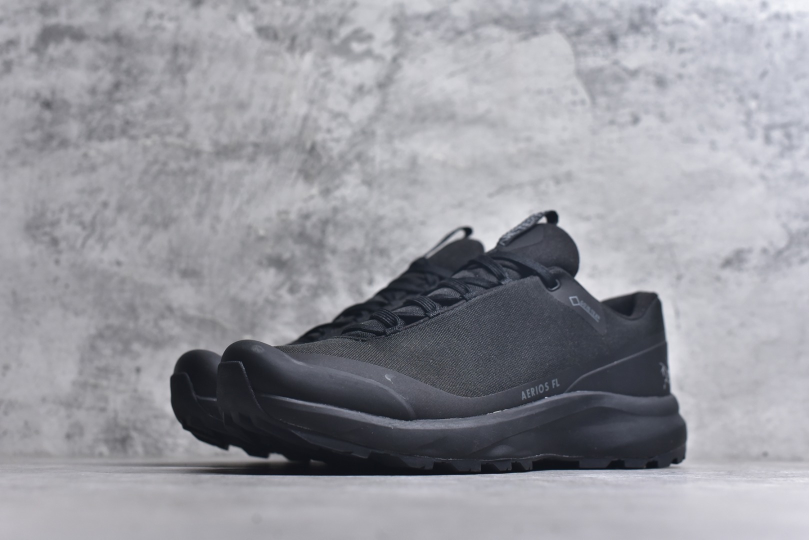 图片[2]-#Arcteryx Aerios GTX 始祖鸟户外防水透气低帮徒步登山鞋 Arcteryx中文名始祖鸟 加拿大户外服饰品牌 1989年创立于加拿大温哥华 始祖鸟来自加拿大海岸山脉 植根高山的专业户外品牌 始终秉承对精湛设计和工艺孜孜以求的准则 从1989年创立至今 Arcteryx始终不断在产品设计与做工上不惜工本 以满足始祖鸟的标准 品质、设计以及精简的理念造就了其良好的性能 并能满足严苛环境下的使用需求 实拍调校N版已经零色差零失真 百分百还原实物色彩所见即所得 不存在货不对板色差等低级问题 选购参考实物拍摄 不混卖不参货 只用心做好货严格选品 承诺混一赔十 尺码：36 36.5 37.5 38 38.5 39 40 40.5 41 42 42.5 43 44 44.5 45-选品中心