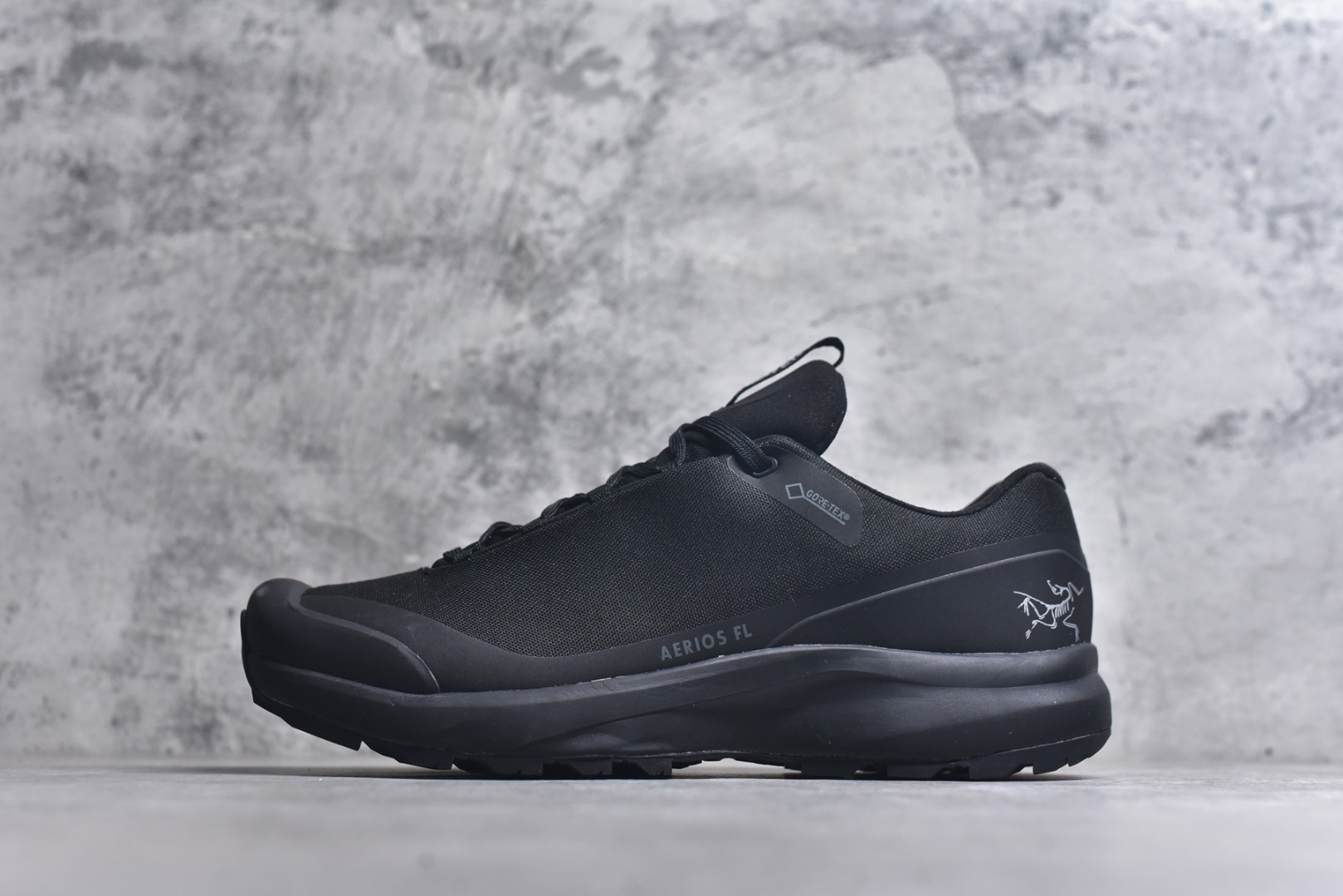 #Arcteryx Aerios GTX 始祖鸟户外防水透气低帮徒步登山鞋 Arcteryx中文名始祖鸟 加拿大户外服饰品牌 1989年创立于加拿大温哥华 始祖鸟来自加拿大海岸山脉 植根高山的专业户外品牌 始终秉承对精湛设计和工艺孜孜以求的准则 从1989年创立至今 Arcteryx始终不断在产品设计与做工上不惜工本 以满足始祖鸟的标准 品质、设计以及精简的理念造就了其良好的性能 并能满足严苛环境下的使用需求 实拍调校N版已经零色差零失真 百分百还原实物色彩所见即所得 不存在货不对板色差等低级问题 选购参考实物拍摄 不混卖不参货 只用心做好货严格选品 承诺混一赔十 尺码：36 36.5 37.5 38 38.5 39 40 40.5 41 42 42.5 43 44 44.5 45-选品中心