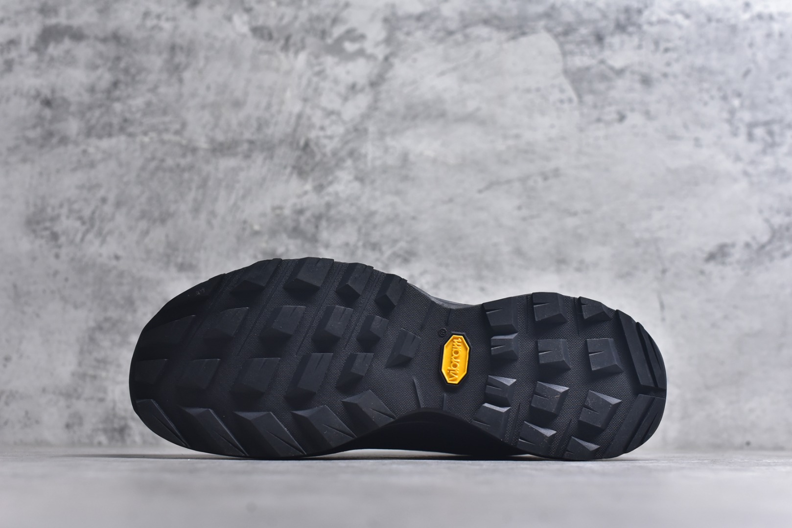 图片[6]-#Arcteryx Aerios GTX 始祖鸟户外防水透气低帮徒步登山鞋 Arcteryx中文名始祖鸟 加拿大户外服饰品牌 1989年创立于加拿大温哥华 始祖鸟来自加拿大海岸山脉 植根高山的专业户外品牌 始终秉承对精湛设计和工艺孜孜以求的准则 从1989年创立至今 Arcteryx始终不断在产品设计与做工上不惜工本 以满足始祖鸟的标准 品质、设计以及精简的理念造就了其良好的性能 并能满足严苛环境下的使用需求 实拍调校N版已经零色差零失真 百分百还原实物色彩所见即所得 不存在货不对板色差等低级问题 选购参考实物拍摄 不混卖不参货 只用心做好货严格选品 承诺混一赔十 尺码：36 36.5 37.5 38 38.5 39 40 40.5 41 42 42.5 43 44 44.5 45-选品中心