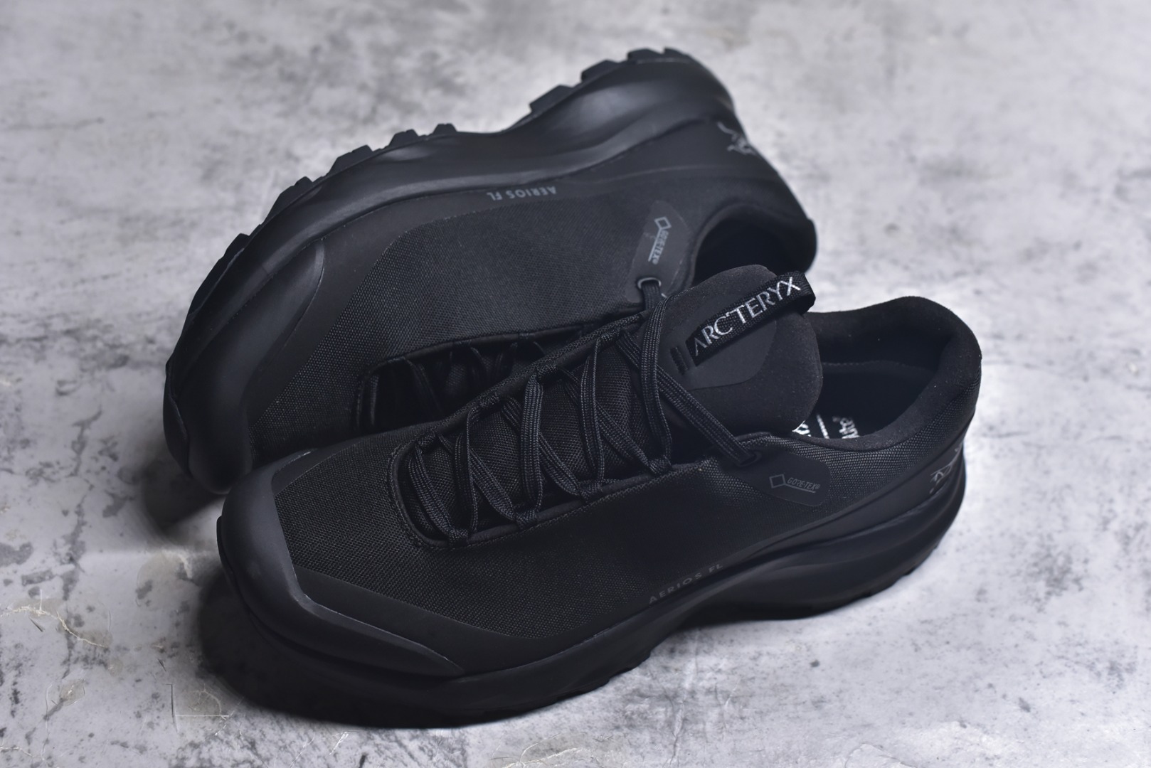 图片[7]-#Arcteryx Aerios GTX 始祖鸟户外防水透气低帮徒步登山鞋 Arcteryx中文名始祖鸟 加拿大户外服饰品牌 1989年创立于加拿大温哥华 始祖鸟来自加拿大海岸山脉 植根高山的专业户外品牌 始终秉承对精湛设计和工艺孜孜以求的准则 从1989年创立至今 Arcteryx始终不断在产品设计与做工上不惜工本 以满足始祖鸟的标准 品质、设计以及精简的理念造就了其良好的性能 并能满足严苛环境下的使用需求 实拍调校N版已经零色差零失真 百分百还原实物色彩所见即所得 不存在货不对板色差等低级问题 选购参考实物拍摄 不混卖不参货 只用心做好货严格选品 承诺混一赔十 尺码：36 36.5 37.5 38 38.5 39 40 40.5 41 42 42.5 43 44 44.5 45-选品中心
