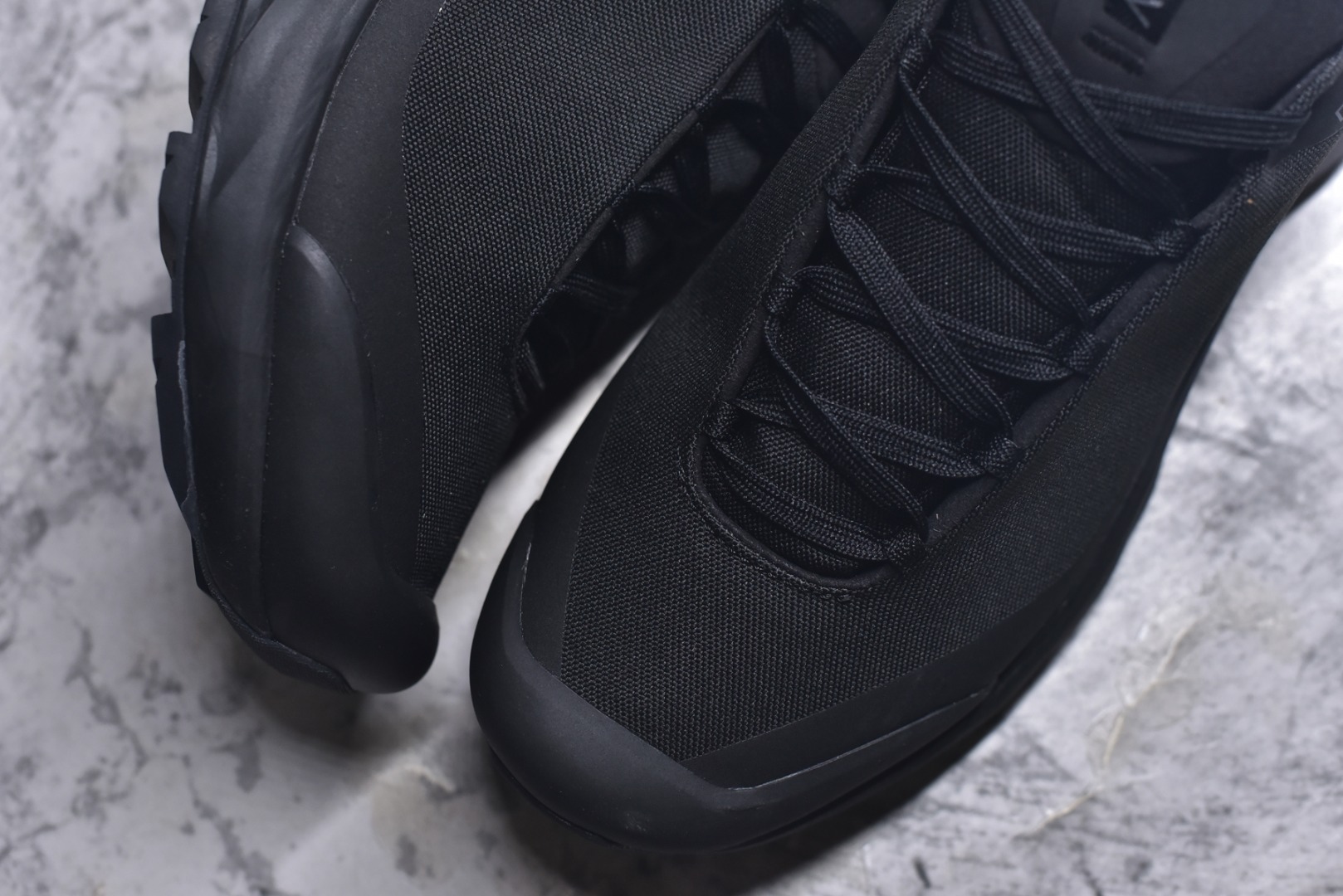 图片[8]-#Arcteryx Aerios GTX 始祖鸟户外防水透气低帮徒步登山鞋 Arcteryx中文名始祖鸟 加拿大户外服饰品牌 1989年创立于加拿大温哥华 始祖鸟来自加拿大海岸山脉 植根高山的专业户外品牌 始终秉承对精湛设计和工艺孜孜以求的准则 从1989年创立至今 Arcteryx始终不断在产品设计与做工上不惜工本 以满足始祖鸟的标准 品质、设计以及精简的理念造就了其良好的性能 并能满足严苛环境下的使用需求 实拍调校N版已经零色差零失真 百分百还原实物色彩所见即所得 不存在货不对板色差等低级问题 选购参考实物拍摄 不混卖不参货 只用心做好货严格选品 承诺混一赔十 尺码：36 36.5 37.5 38 38.5 39 40 40.5 41 42 42.5 43 44 44.5 45-选品中心