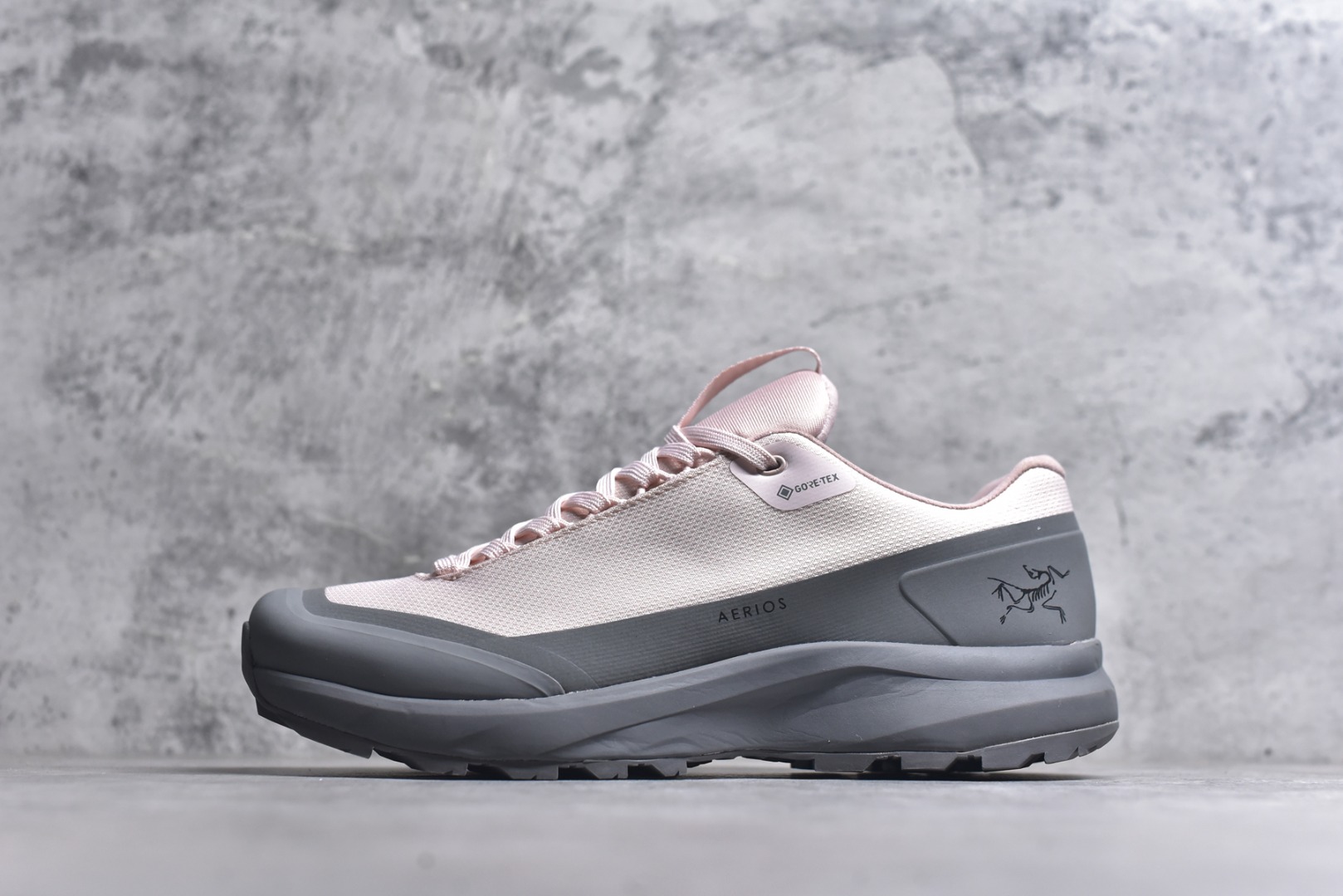 #Arcteryx Aerios GTX 始祖鸟户外防水透气低帮徒步登山鞋 Arcteryx中文名始祖鸟 加拿大户外服饰品牌 1989年创立于加拿大温哥华 始祖鸟来自加拿大海岸山脉 植根高山的专业户外品牌 始终秉承对精湛设计和工艺孜孜以求的准则 从1989年创立至今 Arcteryx始终不断在产品设计与做工上不惜工本 以满足始祖鸟的标准 品质、设计以及精简的理念造就了其良好的性能 并能满足严苛环境下的使用需求 实拍调校N版已经零色差零失真 百分百还原实物色彩所见即所得 不存在货不对板色差等低级问题 选购参考实物拍摄 不混卖不参货 只用心做好货严格选品 承诺混一赔十 尺码：36 36.5 37.5 38 38.5 39 40 40.5 41 42 42.5 43 44 44.5 45-选品中心