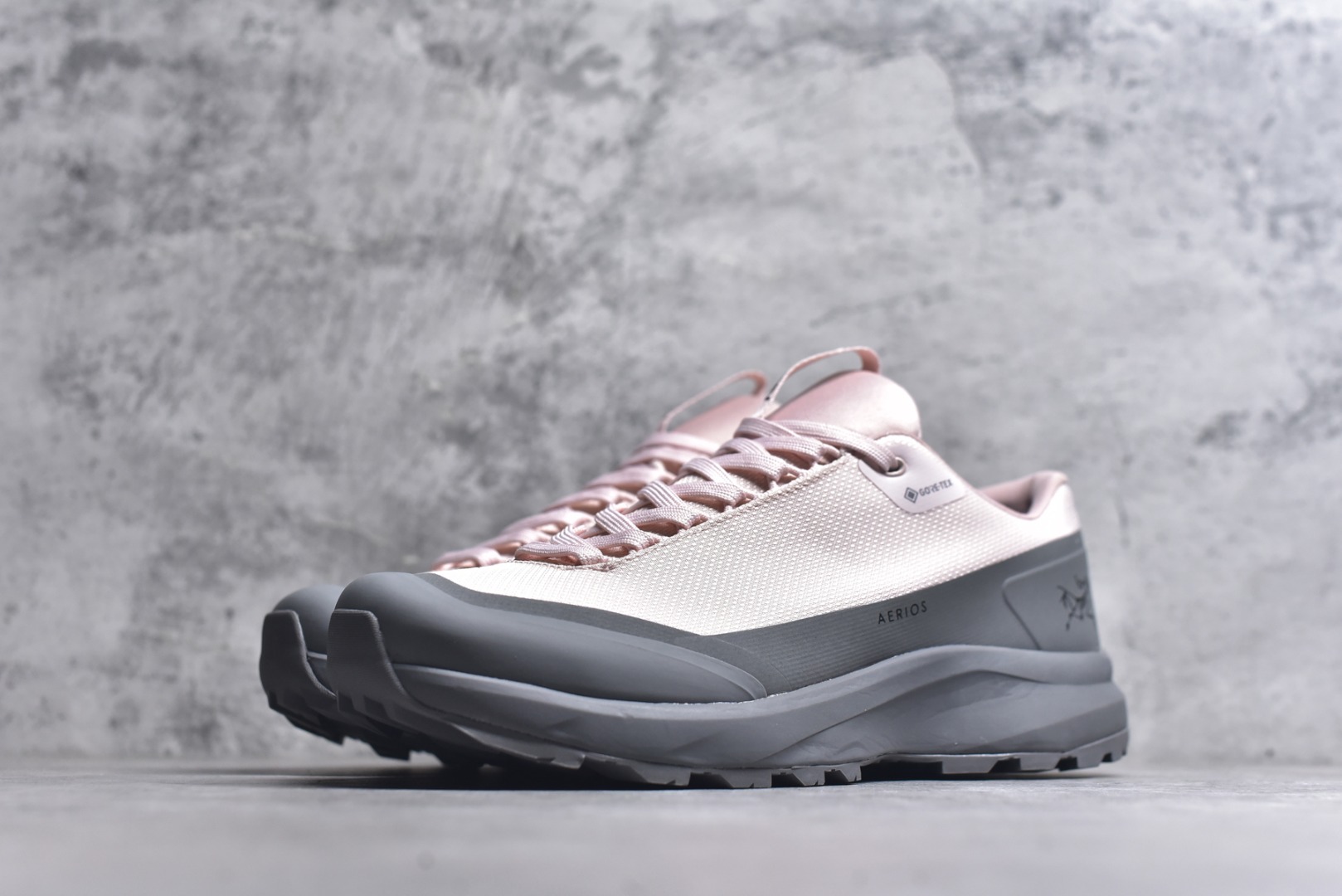 图片[2]-#Arcteryx Aerios GTX 始祖鸟户外防水透气低帮徒步登山鞋 Arcteryx中文名始祖鸟 加拿大户外服饰品牌 1989年创立于加拿大温哥华 始祖鸟来自加拿大海岸山脉 植根高山的专业户外品牌 始终秉承对精湛设计和工艺孜孜以求的准则 从1989年创立至今 Arcteryx始终不断在产品设计与做工上不惜工本 以满足始祖鸟的标准 品质、设计以及精简的理念造就了其良好的性能 并能满足严苛环境下的使用需求 实拍调校N版已经零色差零失真 百分百还原实物色彩所见即所得 不存在货不对板色差等低级问题 选购参考实物拍摄 不混卖不参货 只用心做好货严格选品 承诺混一赔十 尺码：36 36.5 37.5 38 38.5 39 40 40.5 41 42 42.5 43 44 44.5 45-选品中心