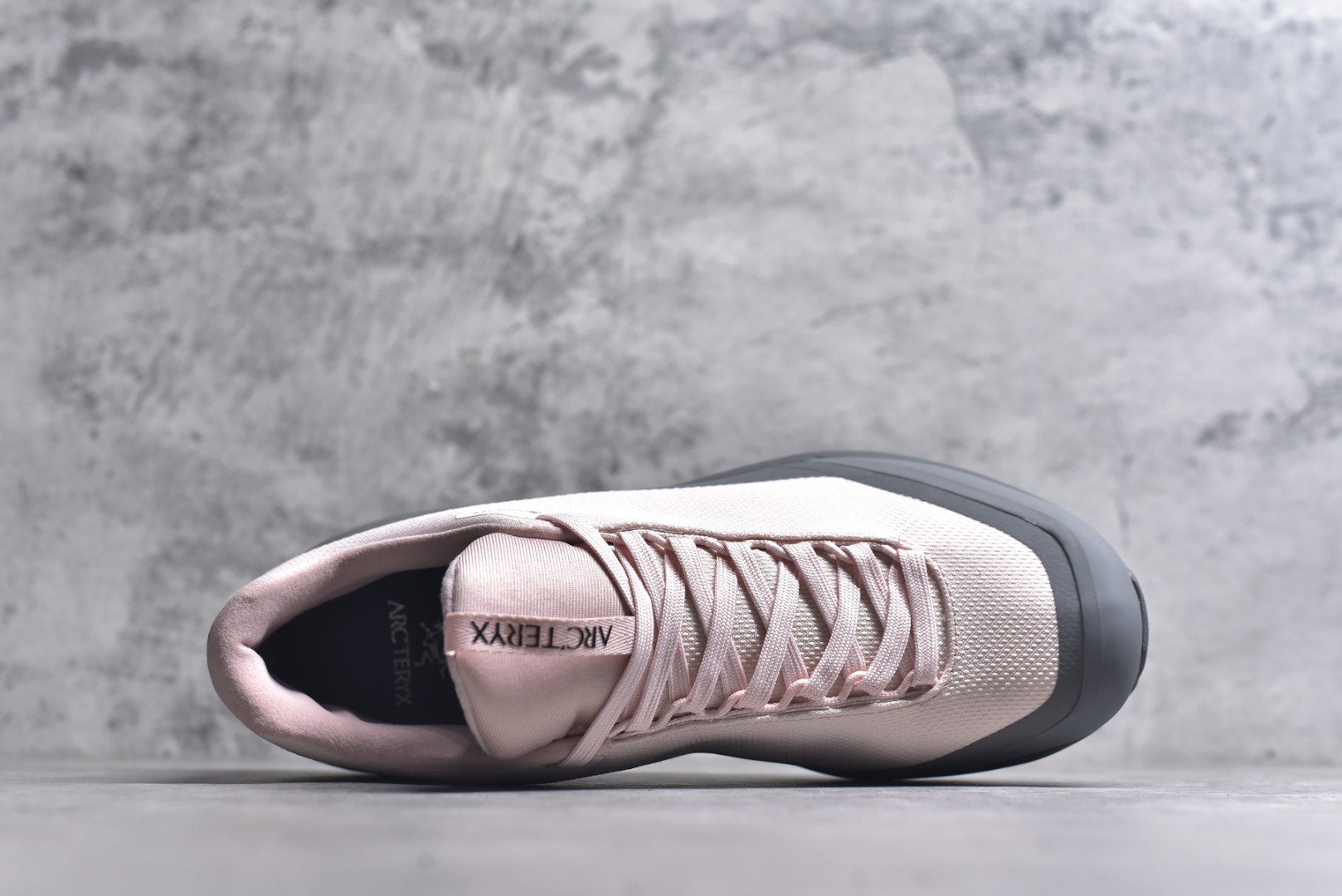 图片[4]-#Arcteryx Aerios GTX 始祖鸟户外防水透气低帮徒步登山鞋 Arcteryx中文名始祖鸟 加拿大户外服饰品牌 1989年创立于加拿大温哥华 始祖鸟来自加拿大海岸山脉 植根高山的专业户外品牌 始终秉承对精湛设计和工艺孜孜以求的准则 从1989年创立至今 Arcteryx始终不断在产品设计与做工上不惜工本 以满足始祖鸟的标准 品质、设计以及精简的理念造就了其良好的性能 并能满足严苛环境下的使用需求 实拍调校N版已经零色差零失真 百分百还原实物色彩所见即所得 不存在货不对板色差等低级问题 选购参考实物拍摄 不混卖不参货 只用心做好货严格选品 承诺混一赔十 尺码：36 36.5 37.5 38 38.5 39 40 40.5 41 42 42.5 43 44 44.5 45-选品中心