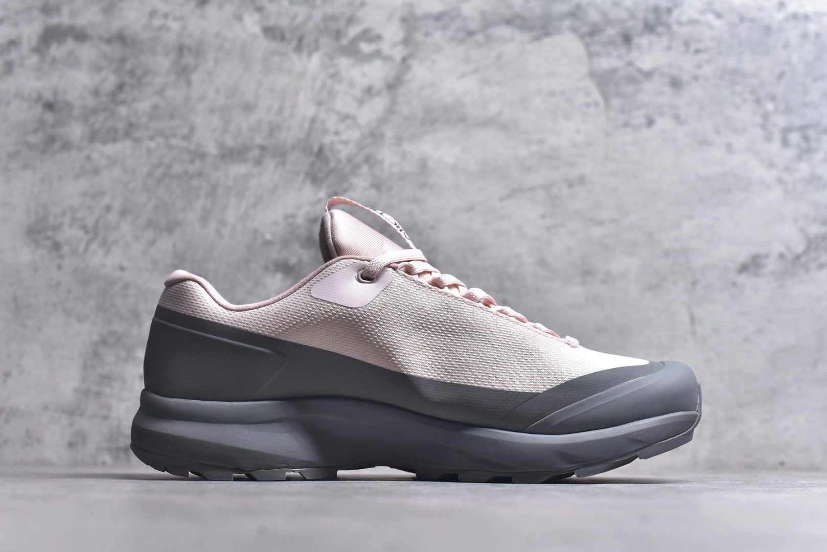 图片[3]-#Arcteryx Aerios GTX 始祖鸟户外防水透气低帮徒步登山鞋 Arcteryx中文名始祖鸟 加拿大户外服饰品牌 1989年创立于加拿大温哥华 始祖鸟来自加拿大海岸山脉 植根高山的专业户外品牌 始终秉承对精湛设计和工艺孜孜以求的准则 从1989年创立至今 Arcteryx始终不断在产品设计与做工上不惜工本 以满足始祖鸟的标准 品质、设计以及精简的理念造就了其良好的性能 并能满足严苛环境下的使用需求 实拍调校N版已经零色差零失真 百分百还原实物色彩所见即所得 不存在货不对板色差等低级问题 选购参考实物拍摄 不混卖不参货 只用心做好货严格选品 承诺混一赔十 尺码：36 36.5 37.5 38 38.5 39 40 40.5 41 42 42.5 43 44 44.5 45-选品中心