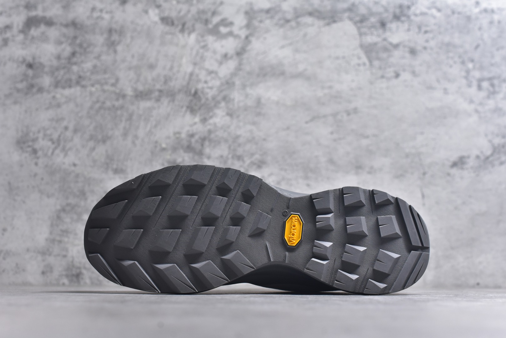 图片[6]-#Arcteryx Aerios GTX 始祖鸟户外防水透气低帮徒步登山鞋 Arcteryx中文名始祖鸟 加拿大户外服饰品牌 1989年创立于加拿大温哥华 始祖鸟来自加拿大海岸山脉 植根高山的专业户外品牌 始终秉承对精湛设计和工艺孜孜以求的准则 从1989年创立至今 Arcteryx始终不断在产品设计与做工上不惜工本 以满足始祖鸟的标准 品质、设计以及精简的理念造就了其良好的性能 并能满足严苛环境下的使用需求 实拍调校N版已经零色差零失真 百分百还原实物色彩所见即所得 不存在货不对板色差等低级问题 选购参考实物拍摄 不混卖不参货 只用心做好货严格选品 承诺混一赔十 尺码：36 36.5 37.5 38 38.5 39 40 40.5 41 42 42.5 43 44 44.5 45-选品中心