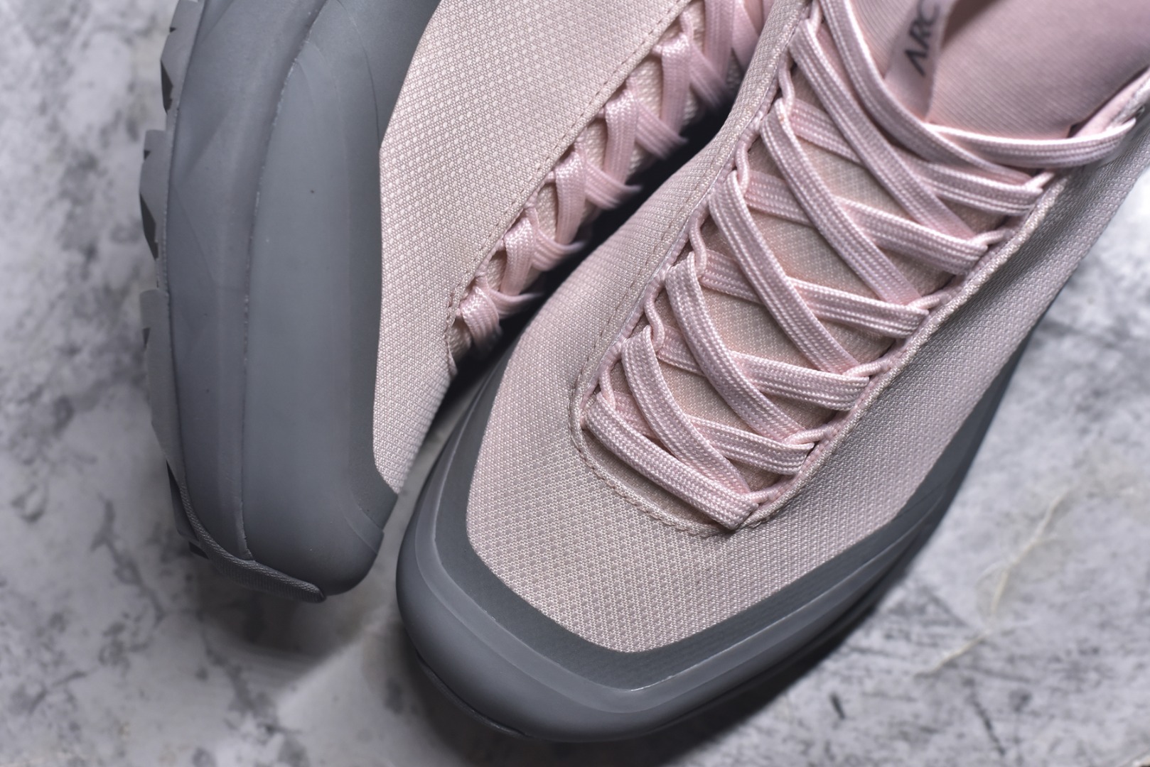 图片[8]-#Arcteryx Aerios GTX 始祖鸟户外防水透气低帮徒步登山鞋 Arcteryx中文名始祖鸟 加拿大户外服饰品牌 1989年创立于加拿大温哥华 始祖鸟来自加拿大海岸山脉 植根高山的专业户外品牌 始终秉承对精湛设计和工艺孜孜以求的准则 从1989年创立至今 Arcteryx始终不断在产品设计与做工上不惜工本 以满足始祖鸟的标准 品质、设计以及精简的理念造就了其良好的性能 并能满足严苛环境下的使用需求 实拍调校N版已经零色差零失真 百分百还原实物色彩所见即所得 不存在货不对板色差等低级问题 选购参考实物拍摄 不混卖不参货 只用心做好货严格选品 承诺混一赔十 尺码：36 36.5 37.5 38 38.5 39 40 40.5 41 42 42.5 43 44 44.5 45-选品中心