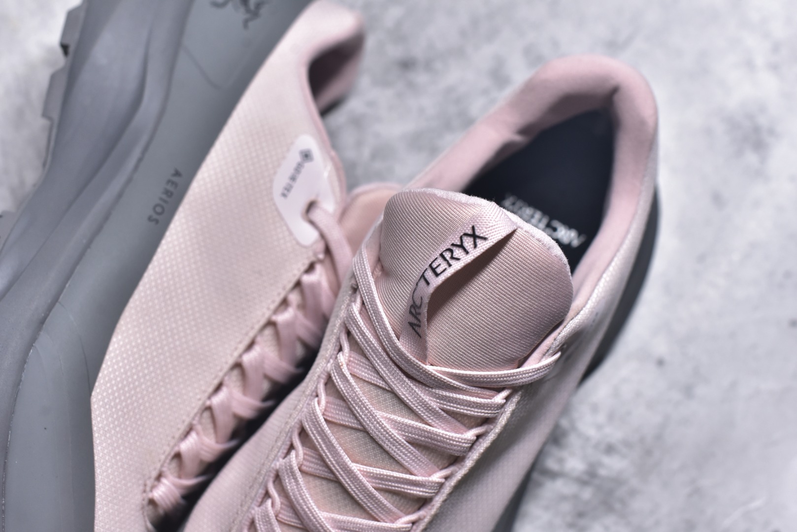 图片[9]-#Arcteryx Aerios GTX 始祖鸟户外防水透气低帮徒步登山鞋 Arcteryx中文名始祖鸟 加拿大户外服饰品牌 1989年创立于加拿大温哥华 始祖鸟来自加拿大海岸山脉 植根高山的专业户外品牌 始终秉承对精湛设计和工艺孜孜以求的准则 从1989年创立至今 Arcteryx始终不断在产品设计与做工上不惜工本 以满足始祖鸟的标准 品质、设计以及精简的理念造就了其良好的性能 并能满足严苛环境下的使用需求 实拍调校N版已经零色差零失真 百分百还原实物色彩所见即所得 不存在货不对板色差等低级问题 选购参考实物拍摄 不混卖不参货 只用心做好货严格选品 承诺混一赔十 尺码：36 36.5 37.5 38 38.5 39 40 40.5 41 42 42.5 43 44 44.5 45-选品中心