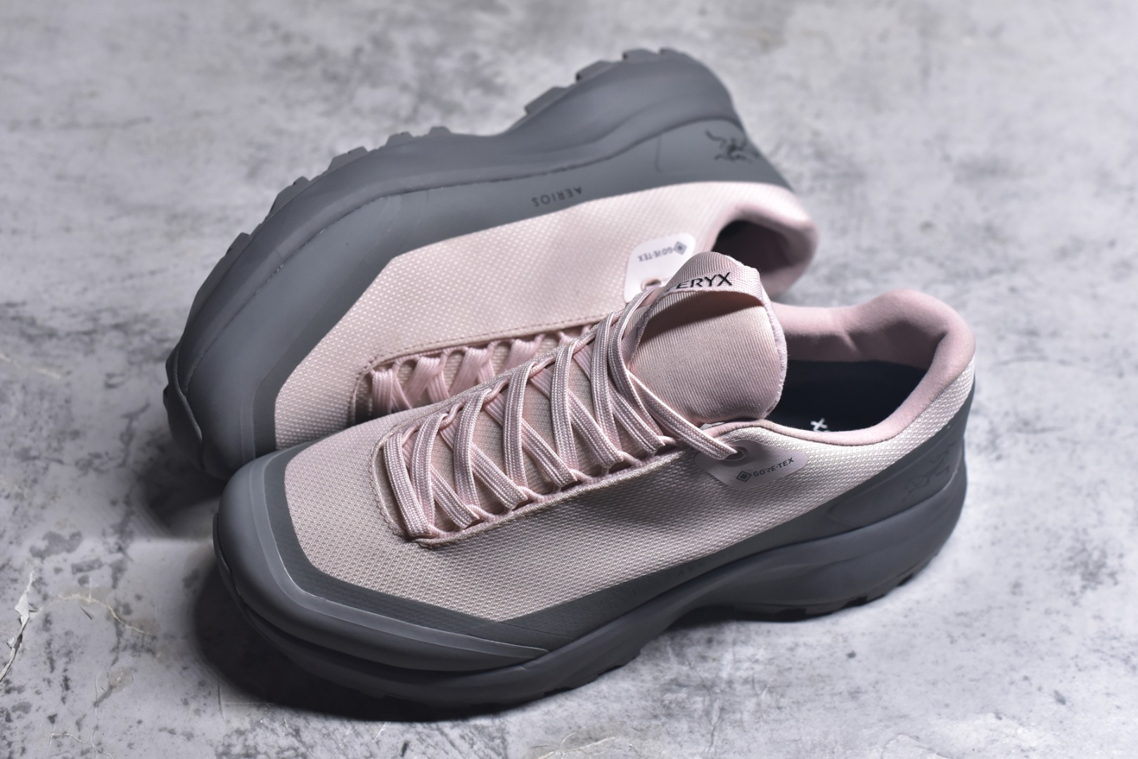 图片[7]-#Arcteryx Aerios GTX 始祖鸟户外防水透气低帮徒步登山鞋 Arcteryx中文名始祖鸟 加拿大户外服饰品牌 1989年创立于加拿大温哥华 始祖鸟来自加拿大海岸山脉 植根高山的专业户外品牌 始终秉承对精湛设计和工艺孜孜以求的准则 从1989年创立至今 Arcteryx始终不断在产品设计与做工上不惜工本 以满足始祖鸟的标准 品质、设计以及精简的理念造就了其良好的性能 并能满足严苛环境下的使用需求 实拍调校N版已经零色差零失真 百分百还原实物色彩所见即所得 不存在货不对板色差等低级问题 选购参考实物拍摄 不混卖不参货 只用心做好货严格选品 承诺混一赔十 尺码：36 36.5 37.5 38 38.5 39 40 40.5 41 42 42.5 43 44 44.5 45-选品中心