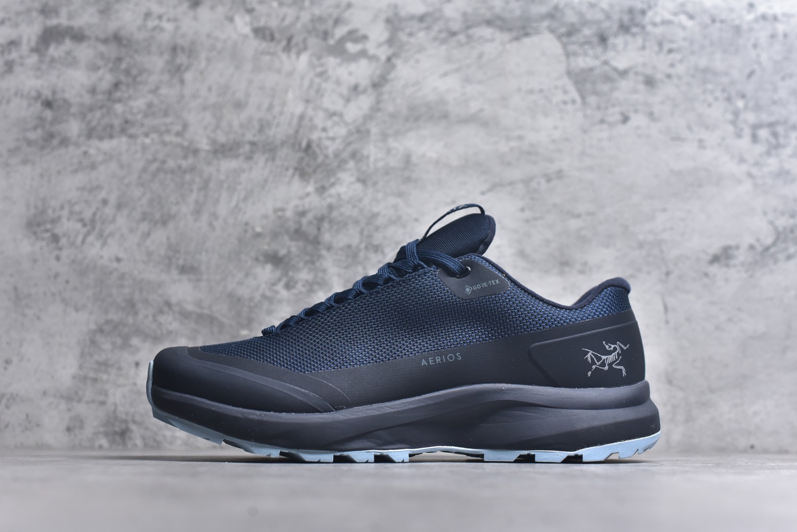 #Arcteryx Aerios GTX 始祖鸟户外防水透气低帮徒步登山鞋 Arcteryx中文名始祖鸟 加拿大户外服饰品牌 1989年创立于加拿大温哥华 始祖鸟来自加拿大海岸山脉 植根高山的专业户外品牌 始终秉承对精湛设计和工艺孜孜以求的准则 从1989年创立至今 Arcteryx始终不断在产品设计与做工上不惜工本 以满足始祖鸟的标准 品质、设计以及精简的理念造就了其良好的性能 并能满足严苛环境下的使用需求 实拍调校N版已经零色差零失真 百分百还原实物色彩所见即所得 不存在货不对板色差等低级问题 选购参考实物拍摄 不混卖不参货 只用心做好货严格选品 承诺混一赔十 尺码：36 36.5 37.5 38 38.5 39 40 40.5 41 42 42.5 43 44 44.5 45-选品中心