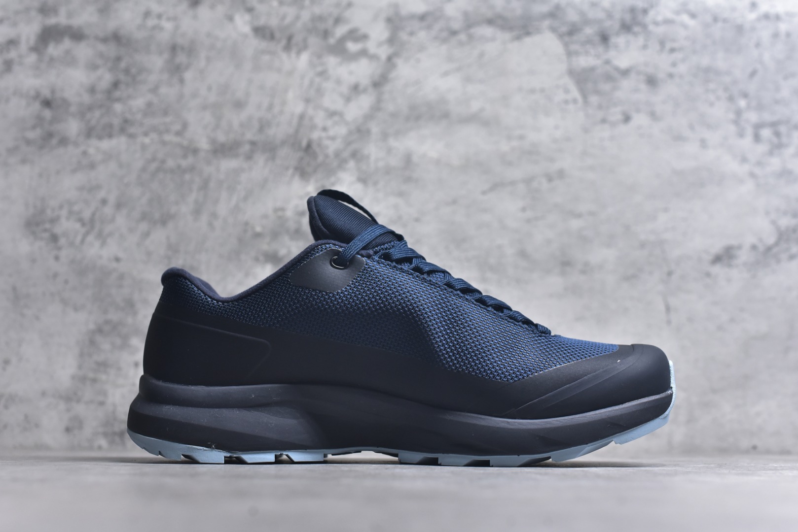 图片[3]-#Arcteryx Aerios GTX 始祖鸟户外防水透气低帮徒步登山鞋 Arcteryx中文名始祖鸟 加拿大户外服饰品牌 1989年创立于加拿大温哥华 始祖鸟来自加拿大海岸山脉 植根高山的专业户外品牌 始终秉承对精湛设计和工艺孜孜以求的准则 从1989年创立至今 Arcteryx始终不断在产品设计与做工上不惜工本 以满足始祖鸟的标准 品质、设计以及精简的理念造就了其良好的性能 并能满足严苛环境下的使用需求 实拍调校N版已经零色差零失真 百分百还原实物色彩所见即所得 不存在货不对板色差等低级问题 选购参考实物拍摄 不混卖不参货 只用心做好货严格选品 承诺混一赔十 尺码：36 36.5 37.5 38 38.5 39 40 40.5 41 42 42.5 43 44 44.5 45-选品中心