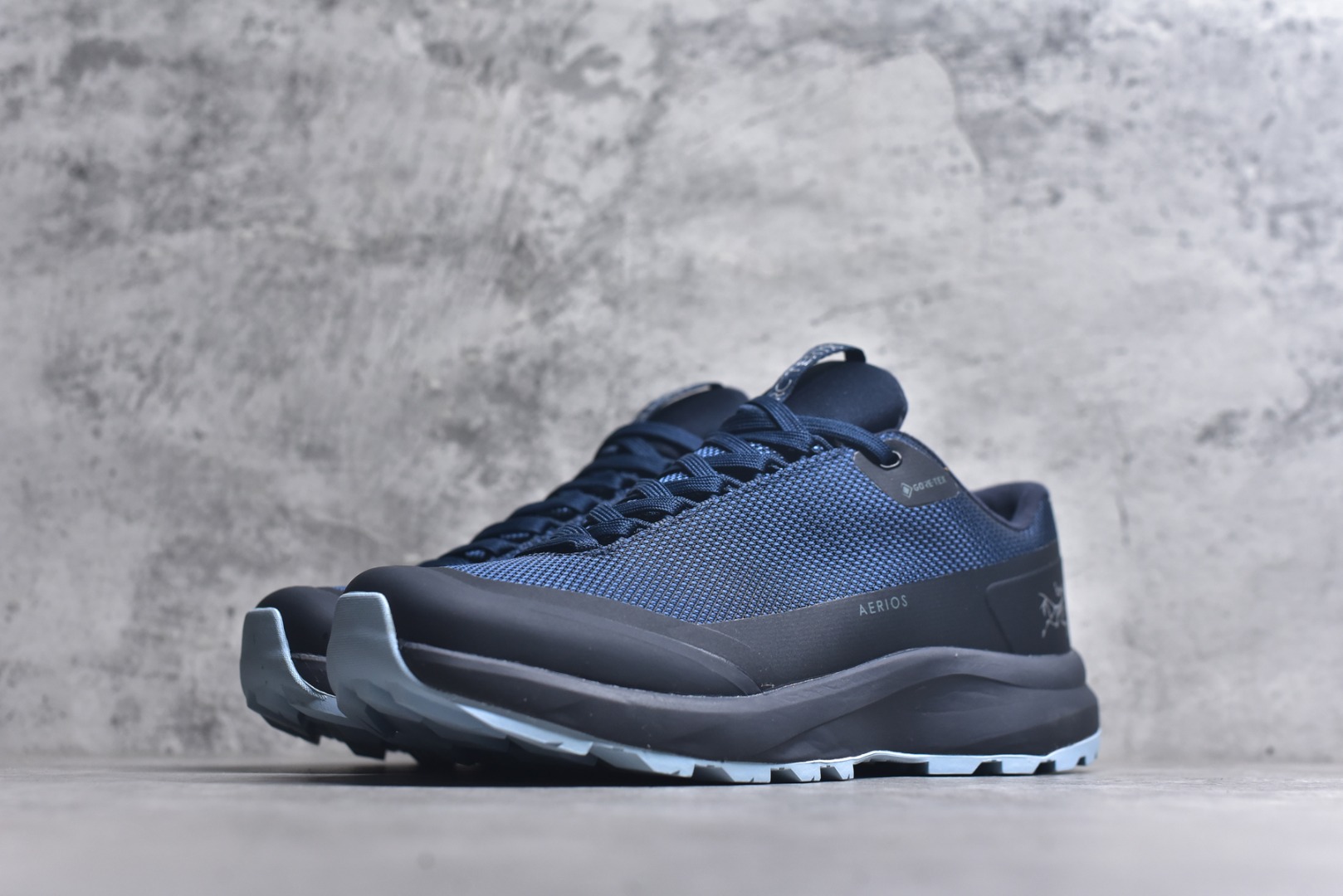 图片[2]-#Arcteryx Aerios GTX 始祖鸟户外防水透气低帮徒步登山鞋 Arcteryx中文名始祖鸟 加拿大户外服饰品牌 1989年创立于加拿大温哥华 始祖鸟来自加拿大海岸山脉 植根高山的专业户外品牌 始终秉承对精湛设计和工艺孜孜以求的准则 从1989年创立至今 Arcteryx始终不断在产品设计与做工上不惜工本 以满足始祖鸟的标准 品质、设计以及精简的理念造就了其良好的性能 并能满足严苛环境下的使用需求 实拍调校N版已经零色差零失真 百分百还原实物色彩所见即所得 不存在货不对板色差等低级问题 选购参考实物拍摄 不混卖不参货 只用心做好货严格选品 承诺混一赔十 尺码：36 36.5 37.5 38 38.5 39 40 40.5 41 42 42.5 43 44 44.5 45-选品中心