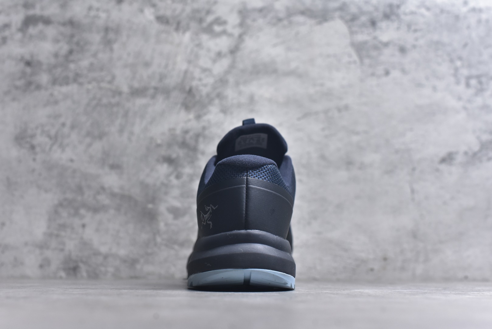 图片[5]-#Arcteryx Aerios GTX 始祖鸟户外防水透气低帮徒步登山鞋 Arcteryx中文名始祖鸟 加拿大户外服饰品牌 1989年创立于加拿大温哥华 始祖鸟来自加拿大海岸山脉 植根高山的专业户外品牌 始终秉承对精湛设计和工艺孜孜以求的准则 从1989年创立至今 Arcteryx始终不断在产品设计与做工上不惜工本 以满足始祖鸟的标准 品质、设计以及精简的理念造就了其良好的性能 并能满足严苛环境下的使用需求 实拍调校N版已经零色差零失真 百分百还原实物色彩所见即所得 不存在货不对板色差等低级问题 选购参考实物拍摄 不混卖不参货 只用心做好货严格选品 承诺混一赔十 尺码：36 36.5 37.5 38 38.5 39 40 40.5 41 42 42.5 43 44 44.5 45-选品中心