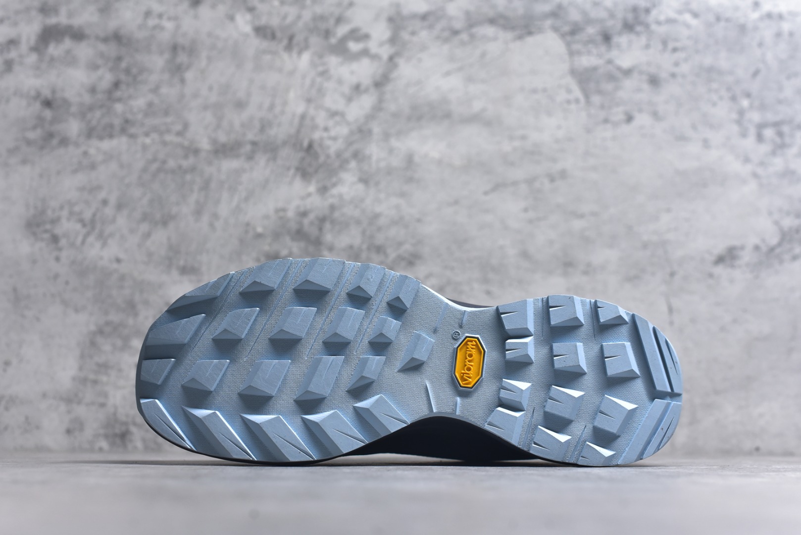 图片[6]-#Arcteryx Aerios GTX 始祖鸟户外防水透气低帮徒步登山鞋 Arcteryx中文名始祖鸟 加拿大户外服饰品牌 1989年创立于加拿大温哥华 始祖鸟来自加拿大海岸山脉 植根高山的专业户外品牌 始终秉承对精湛设计和工艺孜孜以求的准则 从1989年创立至今 Arcteryx始终不断在产品设计与做工上不惜工本 以满足始祖鸟的标准 品质、设计以及精简的理念造就了其良好的性能 并能满足严苛环境下的使用需求 实拍调校N版已经零色差零失真 百分百还原实物色彩所见即所得 不存在货不对板色差等低级问题 选购参考实物拍摄 不混卖不参货 只用心做好货严格选品 承诺混一赔十 尺码：36 36.5 37.5 38 38.5 39 40 40.5 41 42 42.5 43 44 44.5 45-选品中心