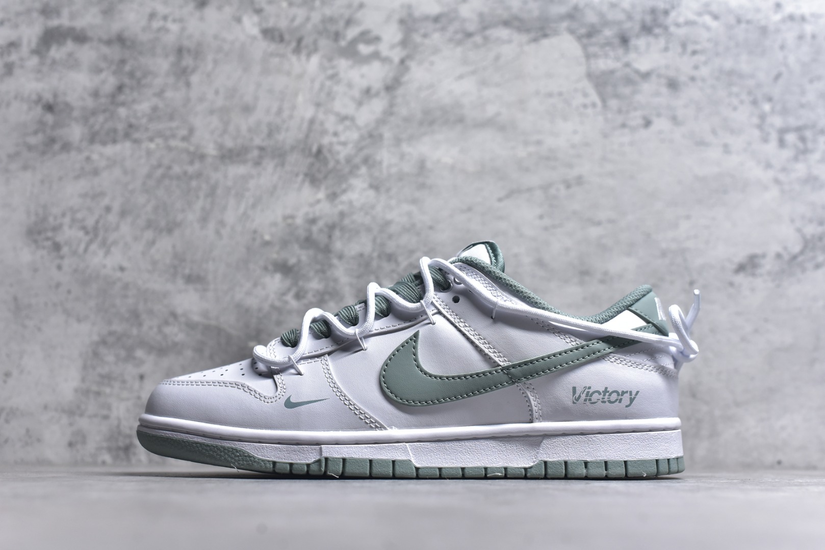 #Nike Dunk Low 雾绿 当伦敦的雾绿漫入街头，以纯净白色为画布，Swoosh、鞋带与鞋底缀入低饱和度的伦敦雾绿，如薄雾萦绕鞋身，自带山间晨雾般的清新高级感。鞋侧“Victory”字样低调点缀，为简约设计注入一丝竞技精神。上脚即破圈，模糊常规与个性的边界，不刻意抢镜，却总在迈步时成为视觉重心。 货号： WG0528-102 尺码： 40 40.5 41 42 42.5 43 44 44.5 45 46-选品中心