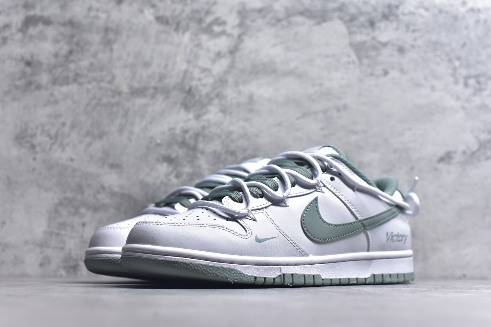 图片[2]-#Nike Dunk Low 雾绿 当伦敦的雾绿漫入街头，以纯净白色为画布，Swoosh、鞋带与鞋底缀入低饱和度的伦敦雾绿，如薄雾萦绕鞋身，自带山间晨雾般的清新高级感。鞋侧“Victory”字样低调点缀，为简约设计注入一丝竞技精神。上脚即破圈，模糊常规与个性的边界，不刻意抢镜，却总在迈步时成为视觉重心。 货号： WG0528-102 尺码： 40 40.5 41 42 42.5 43 44 44.5 45 46-选品中心