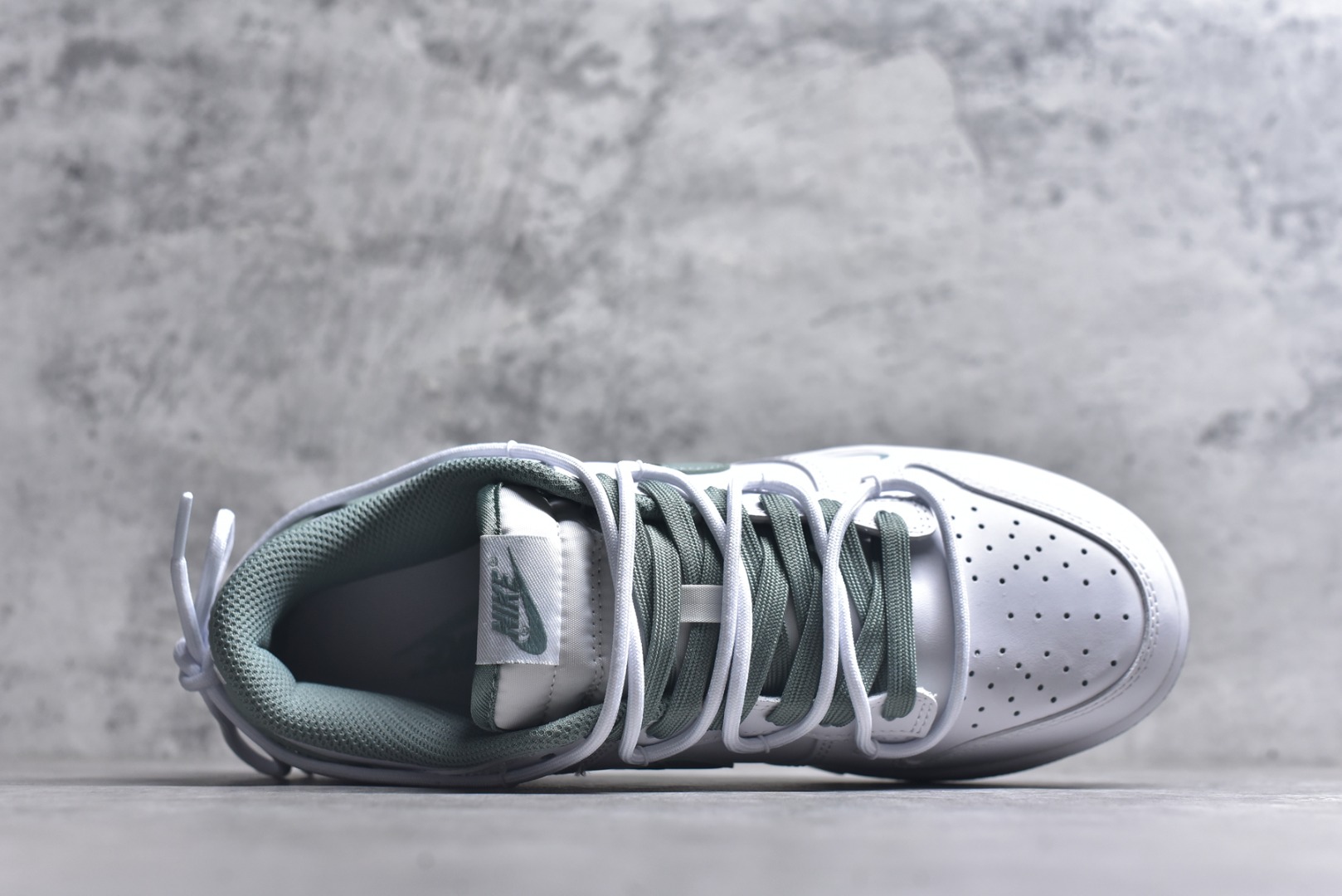 图片[4]-#Nike Dunk Low 雾绿 当伦敦的雾绿漫入街头，以纯净白色为画布，Swoosh、鞋带与鞋底缀入低饱和度的伦敦雾绿，如薄雾萦绕鞋身，自带山间晨雾般的清新高级感。鞋侧“Victory”字样低调点缀，为简约设计注入一丝竞技精神。上脚即破圈，模糊常规与个性的边界，不刻意抢镜，却总在迈步时成为视觉重心。 货号： WG0528-102 尺码： 40 40.5 41 42 42.5 43 44 44.5 45 46-选品中心