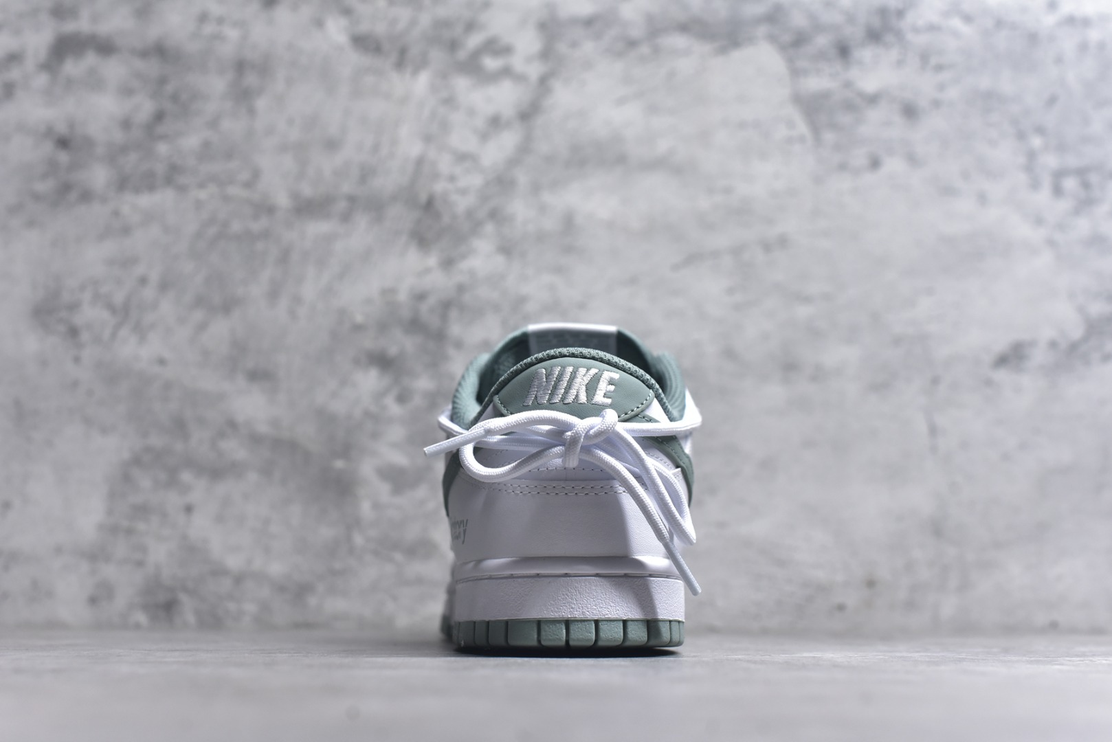 图片[5]-#Nike Dunk Low 雾绿 当伦敦的雾绿漫入街头，以纯净白色为画布，Swoosh、鞋带与鞋底缀入低饱和度的伦敦雾绿，如薄雾萦绕鞋身，自带山间晨雾般的清新高级感。鞋侧“Victory”字样低调点缀，为简约设计注入一丝竞技精神。上脚即破圈，模糊常规与个性的边界，不刻意抢镜，却总在迈步时成为视觉重心。 货号： WG0528-102 尺码： 40 40.5 41 42 42.5 43 44 44.5 45 46-选品中心