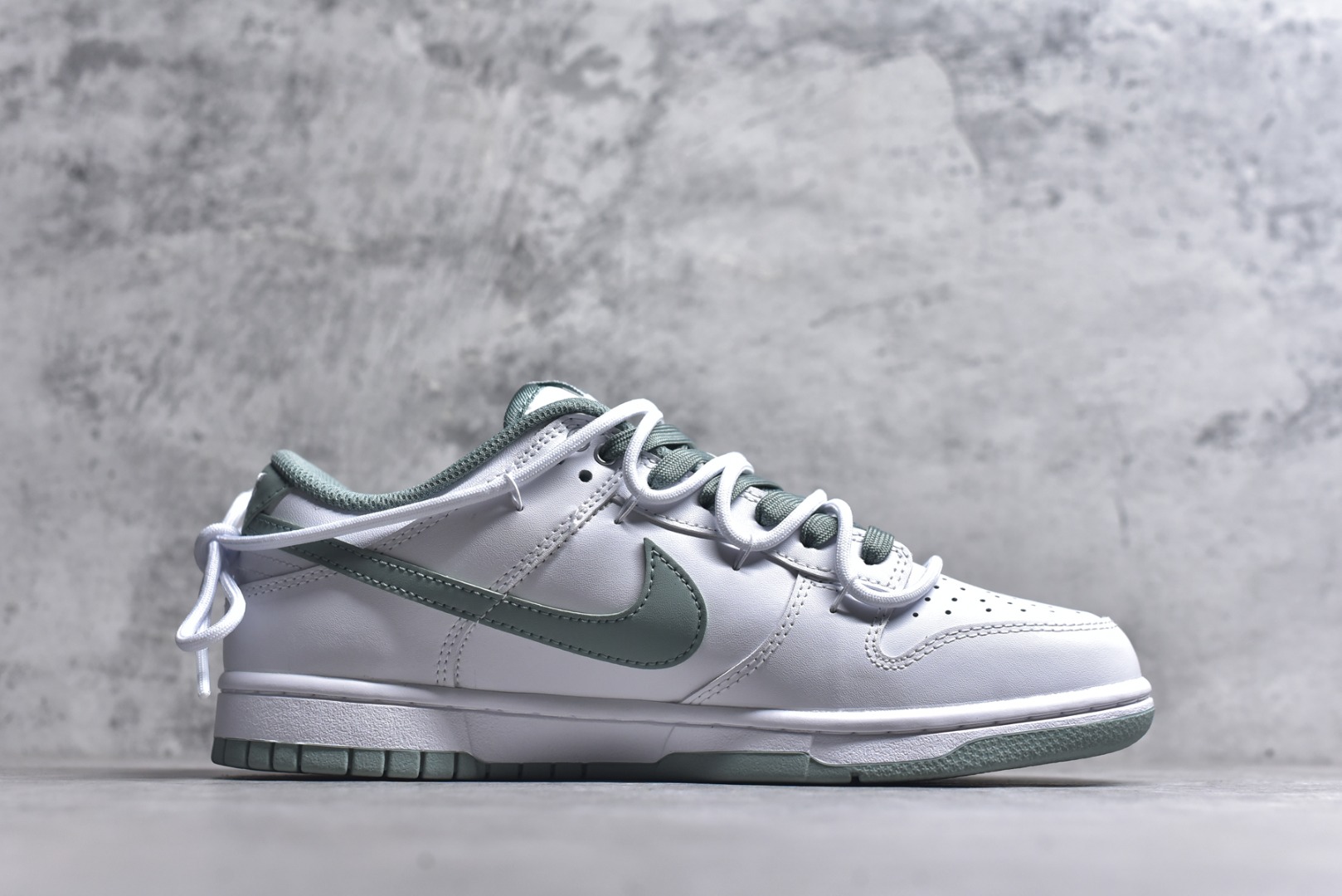 图片[3]-#Nike Dunk Low 雾绿 当伦敦的雾绿漫入街头，以纯净白色为画布，Swoosh、鞋带与鞋底缀入低饱和度的伦敦雾绿，如薄雾萦绕鞋身，自带山间晨雾般的清新高级感。鞋侧“Victory”字样低调点缀，为简约设计注入一丝竞技精神。上脚即破圈，模糊常规与个性的边界，不刻意抢镜，却总在迈步时成为视觉重心。 货号： WG0528-102 尺码： 40 40.5 41 42 42.5 43 44 44.5 45 46-选品中心