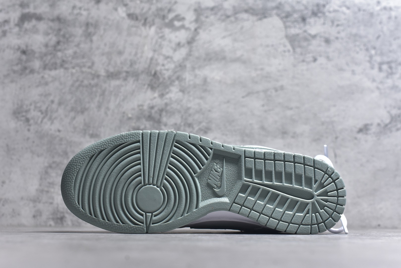 图片[6]-#Nike Dunk Low 雾绿 当伦敦的雾绿漫入街头，以纯净白色为画布，Swoosh、鞋带与鞋底缀入低饱和度的伦敦雾绿，如薄雾萦绕鞋身，自带山间晨雾般的清新高级感。鞋侧“Victory”字样低调点缀，为简约设计注入一丝竞技精神。上脚即破圈，模糊常规与个性的边界，不刻意抢镜，却总在迈步时成为视觉重心。 货号： WG0528-102 尺码： 40 40.5 41 42 42.5 43 44 44.5 45 46-选品中心