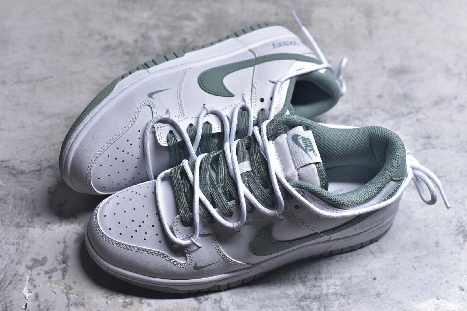 图片[7]-#Nike Dunk Low 雾绿 当伦敦的雾绿漫入街头，以纯净白色为画布，Swoosh、鞋带与鞋底缀入低饱和度的伦敦雾绿，如薄雾萦绕鞋身，自带山间晨雾般的清新高级感。鞋侧“Victory”字样低调点缀，为简约设计注入一丝竞技精神。上脚即破圈，模糊常规与个性的边界，不刻意抢镜，却总在迈步时成为视觉重心。 货号： WG0528-102 尺码： 40 40.5 41 42 42.5 43 44 44.5 45 46-选品中心