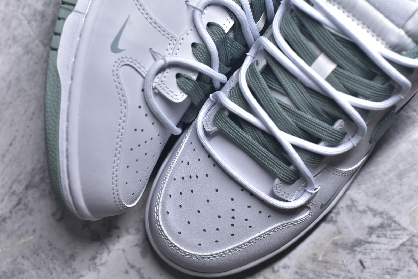 图片[8]-#Nike Dunk Low 雾绿 当伦敦的雾绿漫入街头，以纯净白色为画布，Swoosh、鞋带与鞋底缀入低饱和度的伦敦雾绿，如薄雾萦绕鞋身，自带山间晨雾般的清新高级感。鞋侧“Victory”字样低调点缀，为简约设计注入一丝竞技精神。上脚即破圈，模糊常规与个性的边界，不刻意抢镜，却总在迈步时成为视觉重心。 货号： WG0528-102 尺码： 40 40.5 41 42 42.5 43 44 44.5 45 46-选品中心